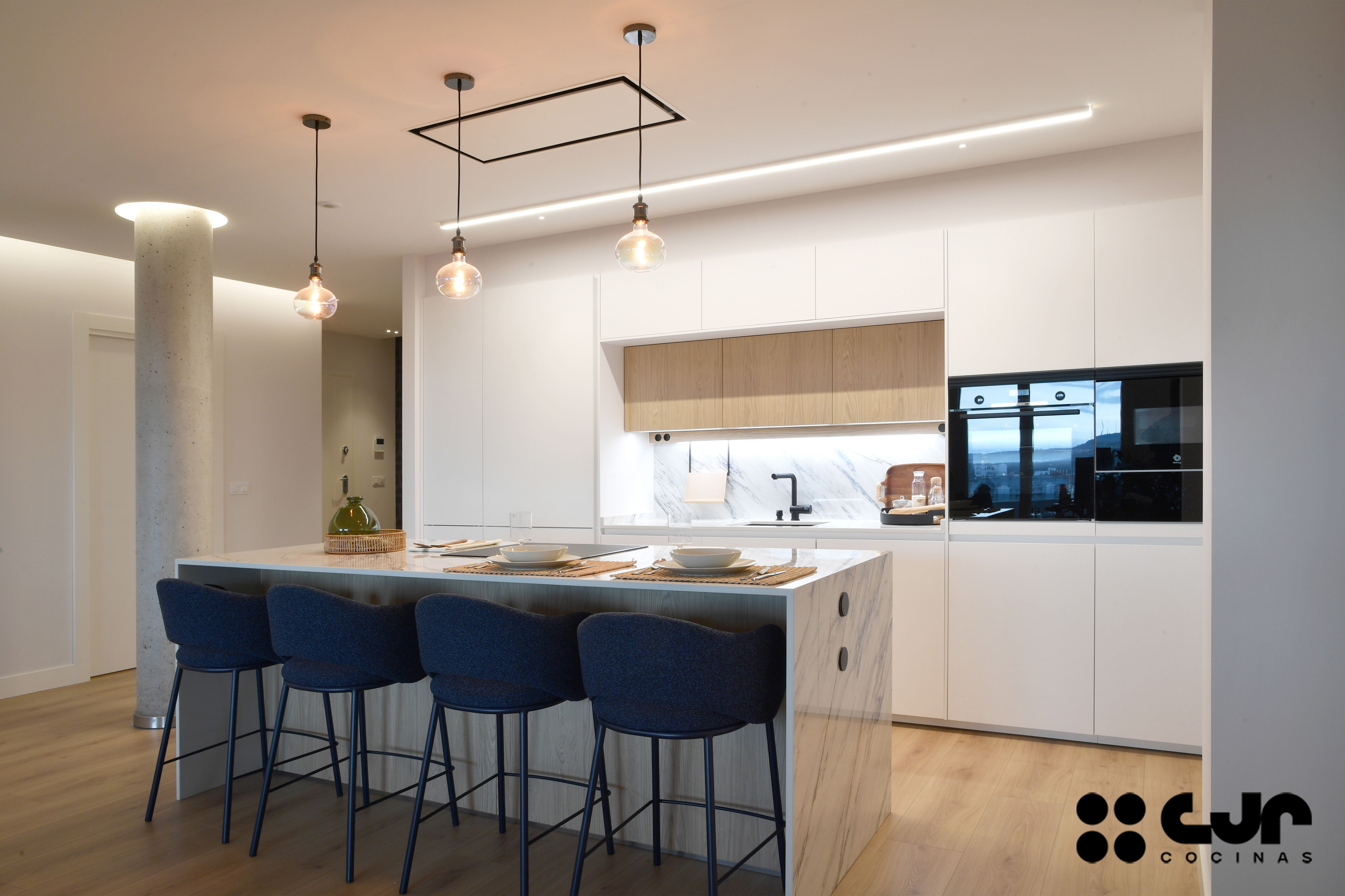 cocina blanca y madera con isla abierta al salón cocinas cjr