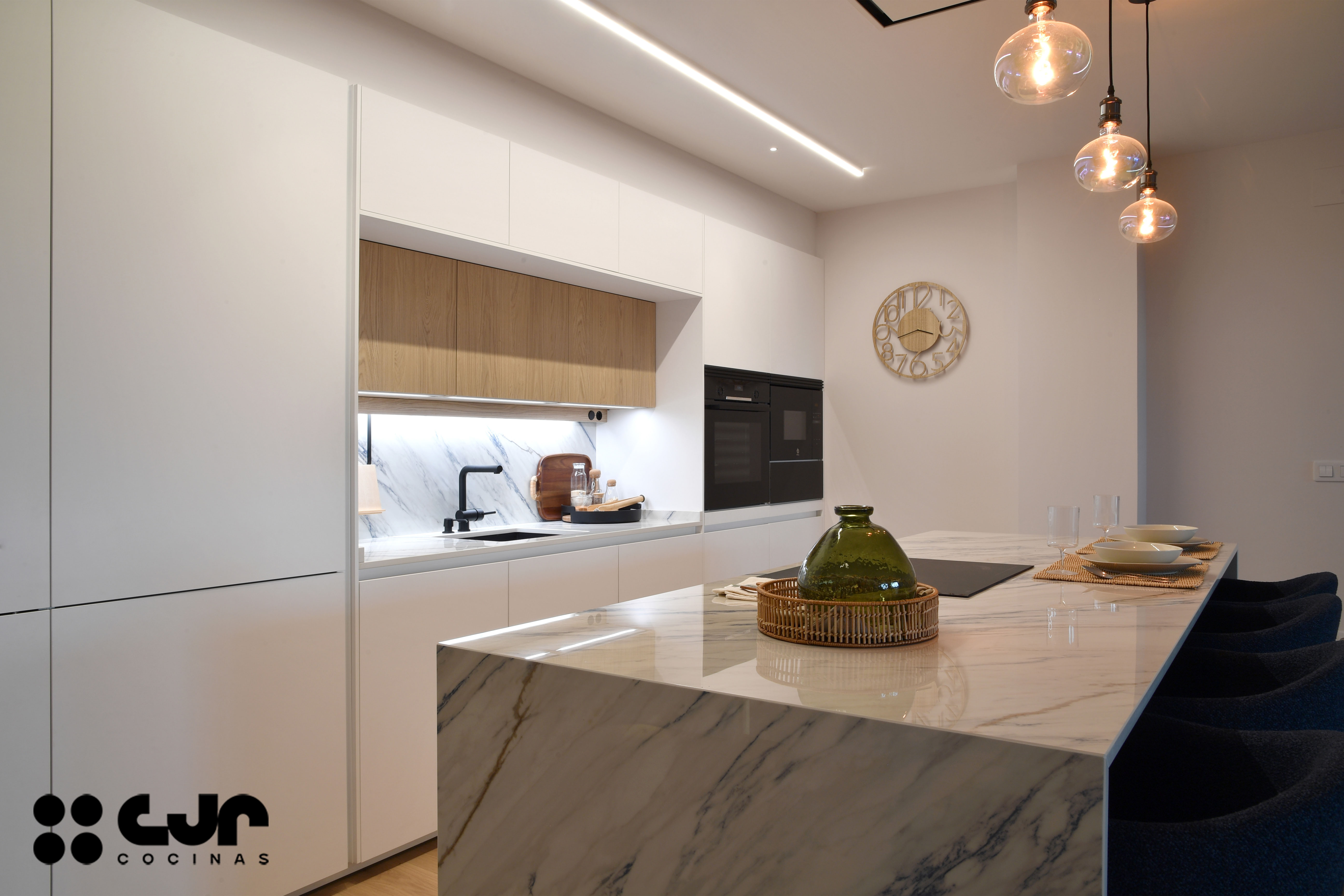 cocina blanca y madera con isla abierta al salón cocinas cjr