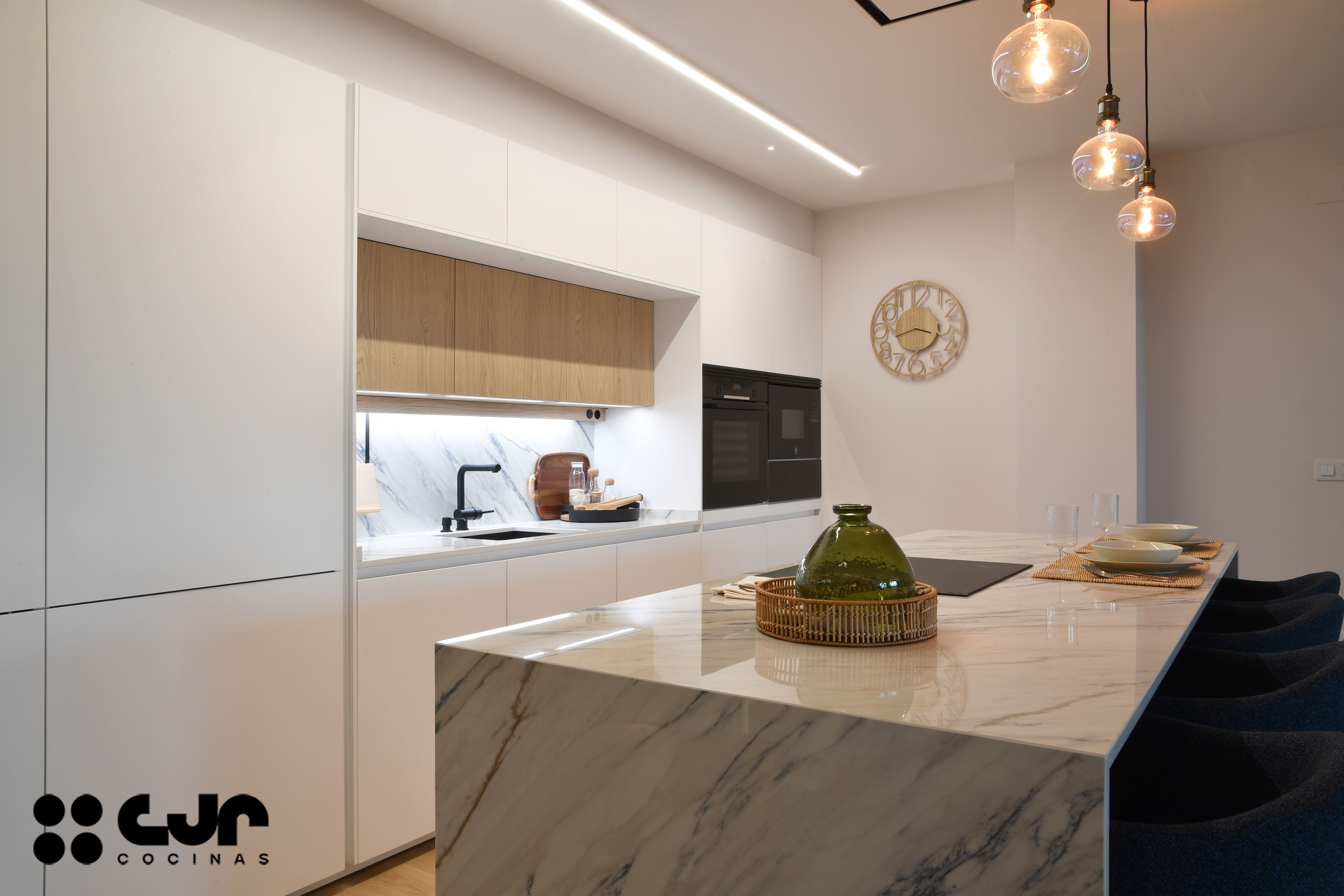 cocina blanca y madera con isla abierta al salón cocinas cjr