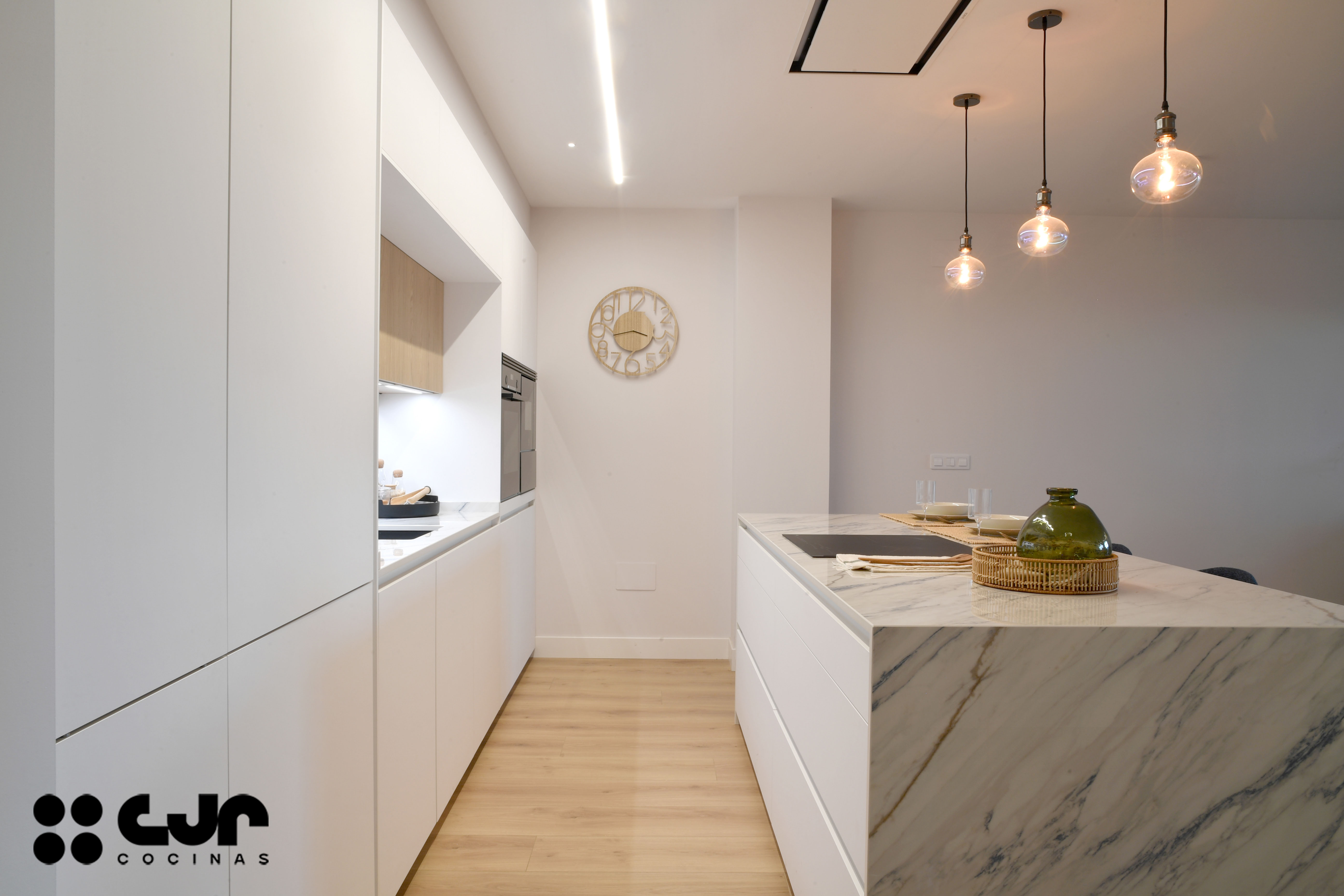 cocina blanca y madera con isla abierta al salón cocinas cjr