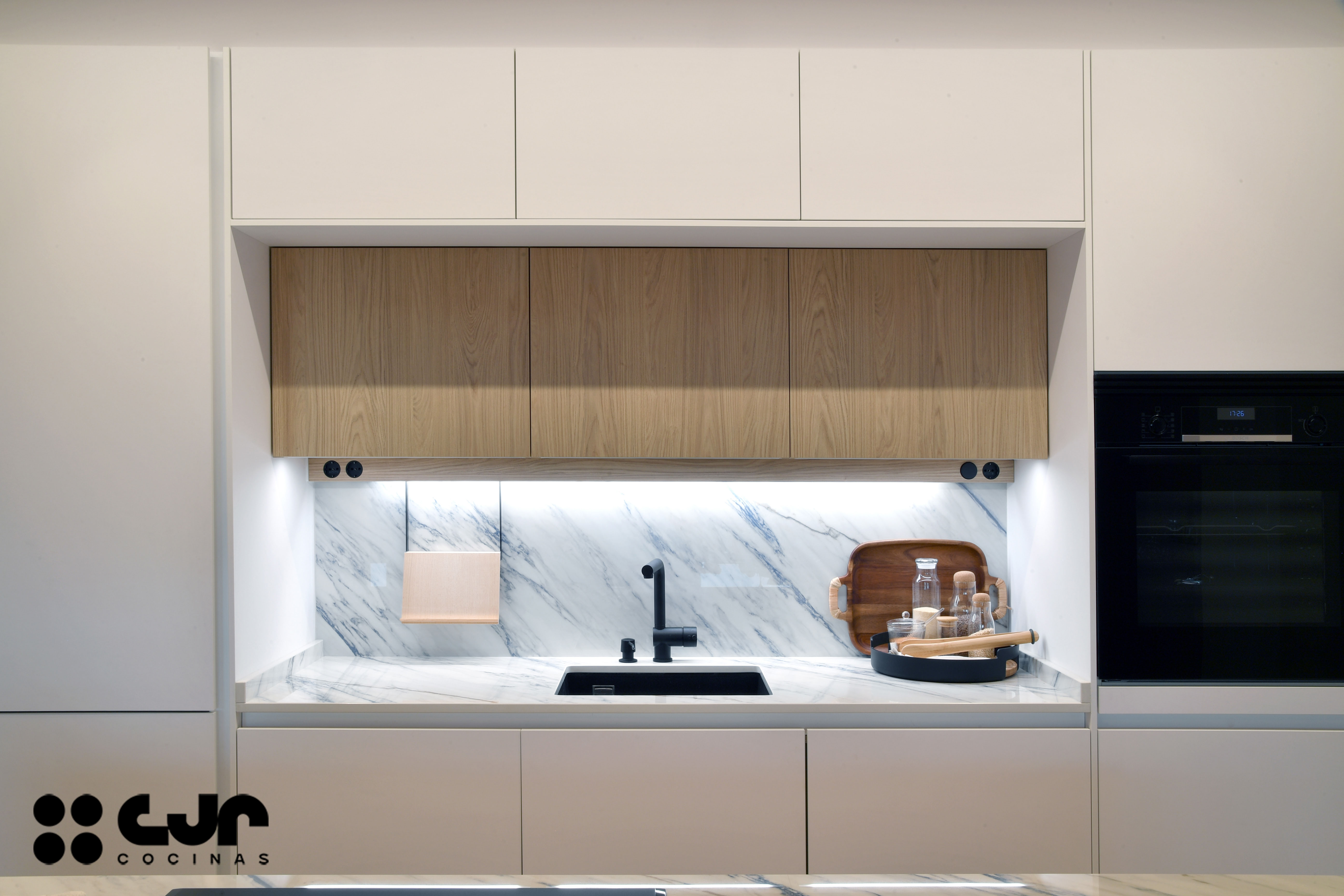 cocina blanca y madera con isla abierta al salón cocinas cjr