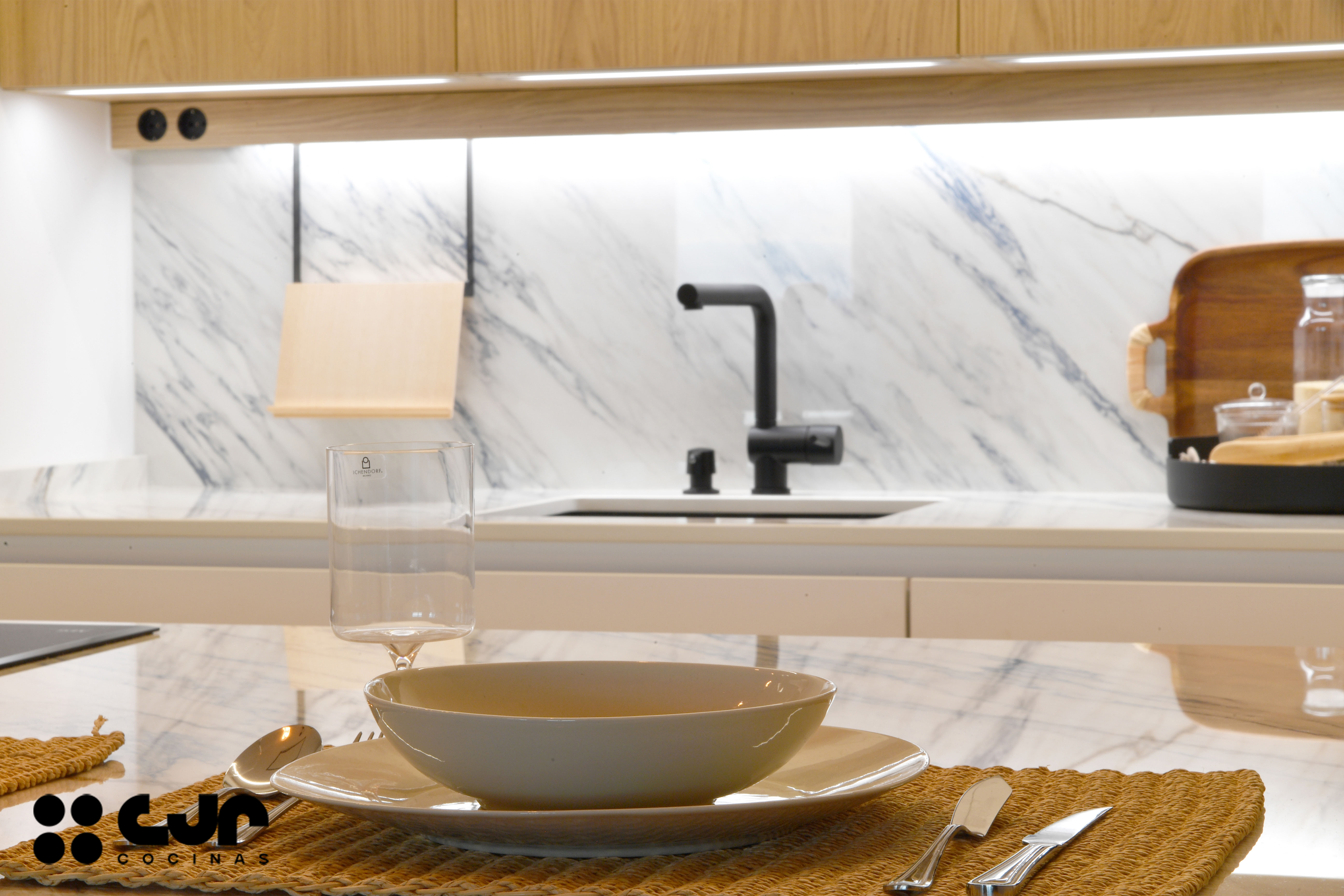 cocina blanca y madera con isla abierta al salón cocinas cjr