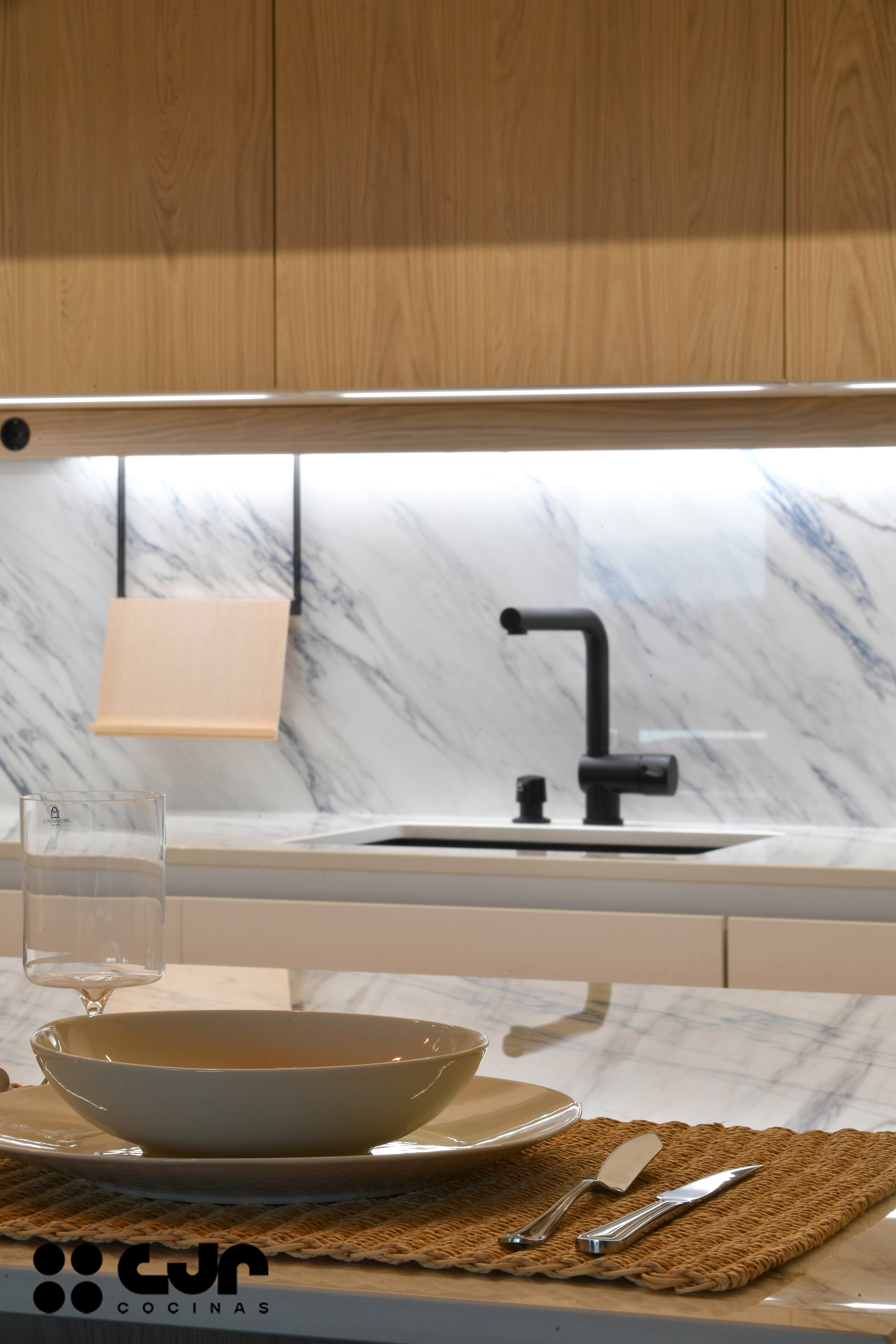 cocina blanca y madera con isla abierta al salón cocinas cjr