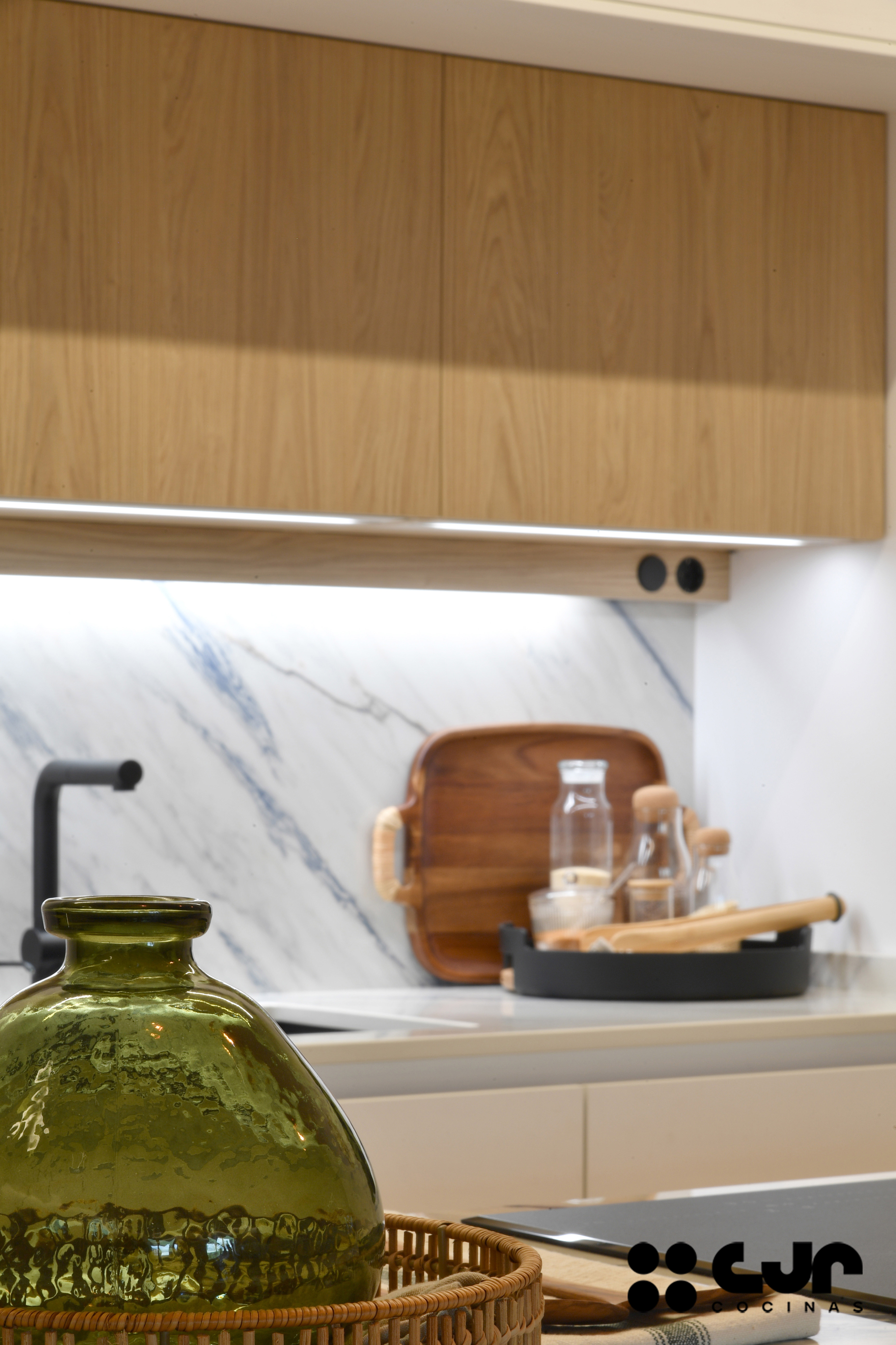 cocina blanca y madera con isla abierta al salón cocinas cjr