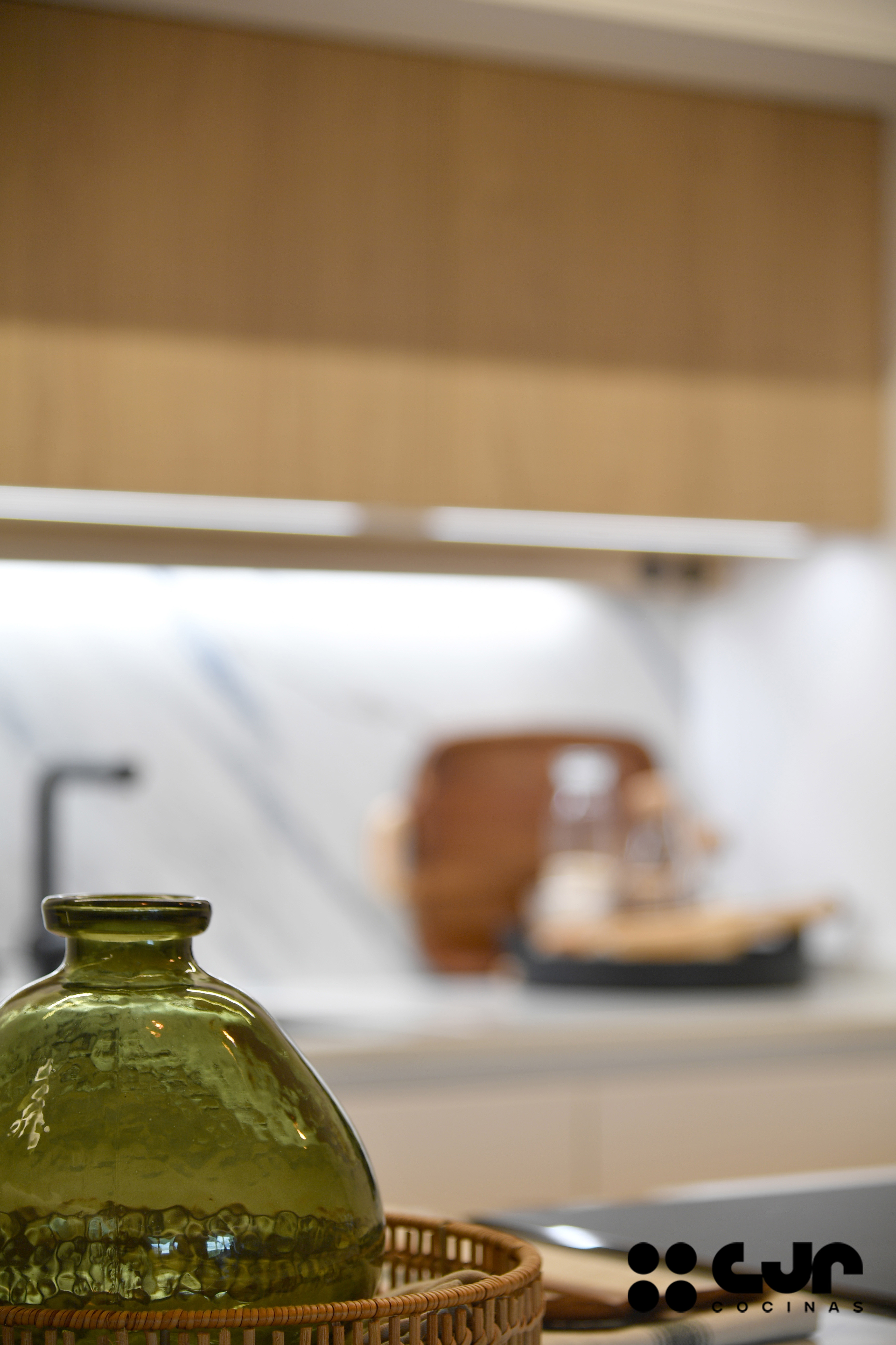 cocina blanca y madera con isla abierta al salón cocinas cjr