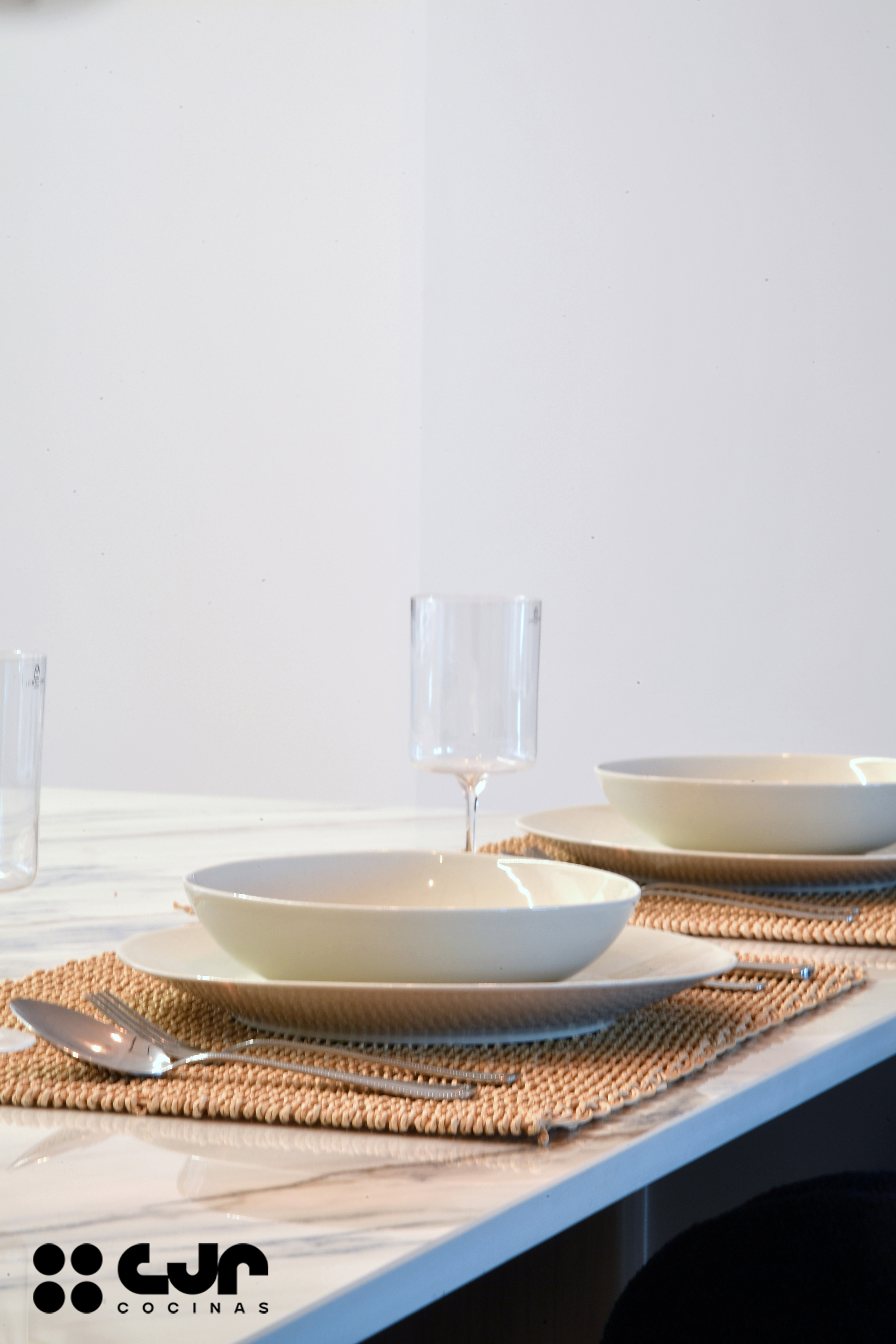 cocina blanca y madera con isla abierta al salón cocinas cjr