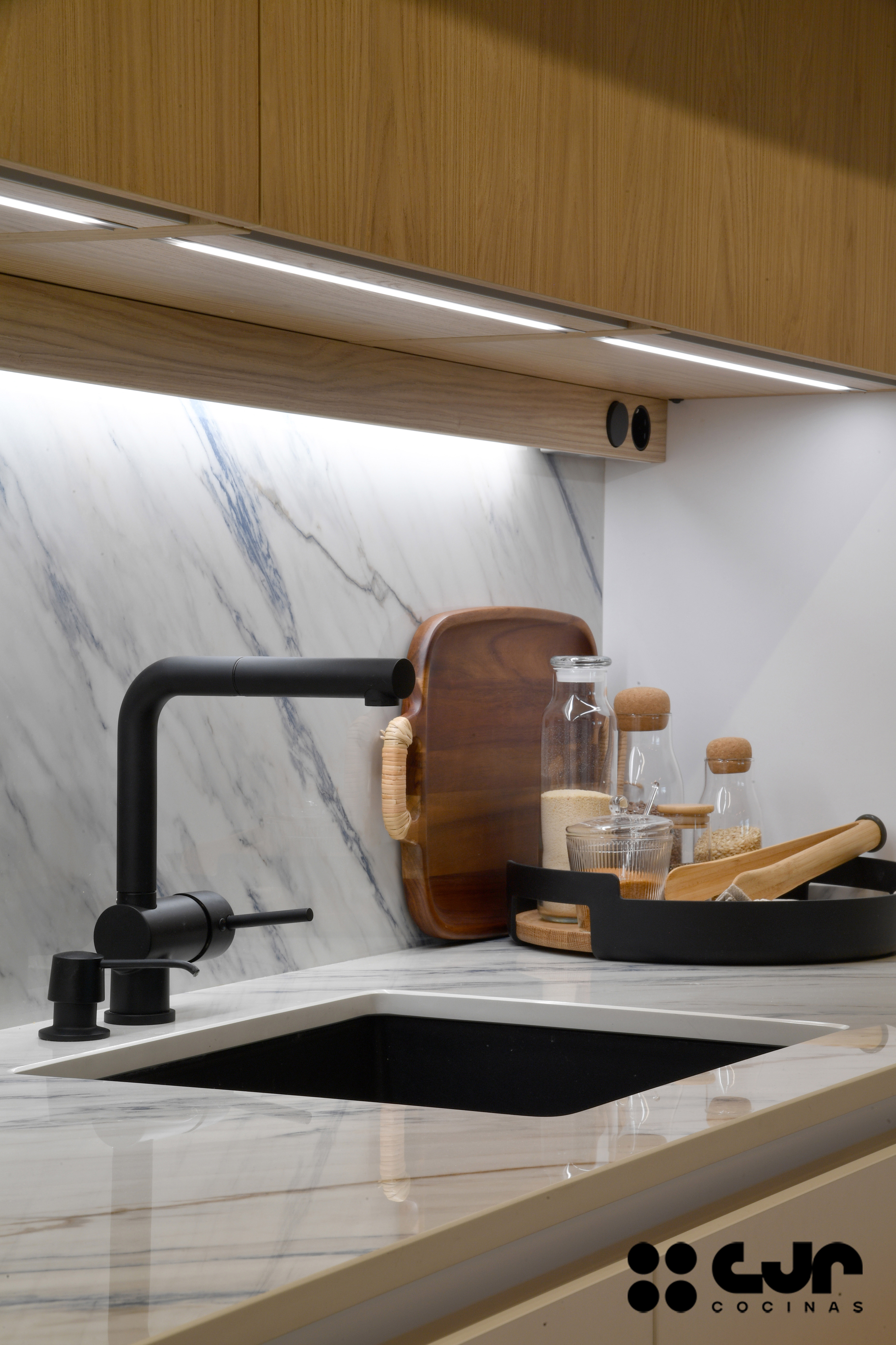 cocina blanca y madera con isla abierta al salón cocinas cjr