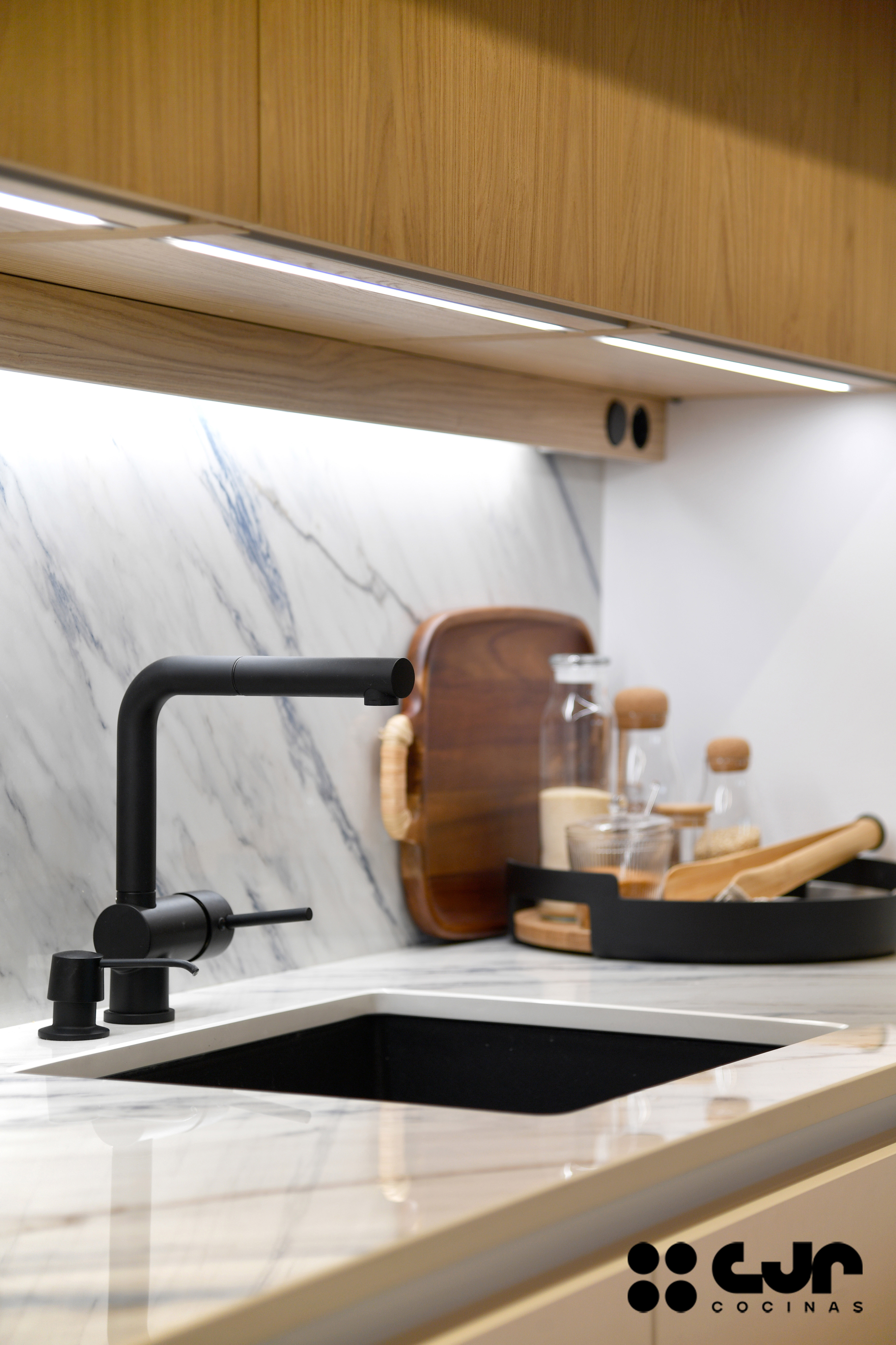 cocina blanca y madera con isla abierta al salón cocinas cjr