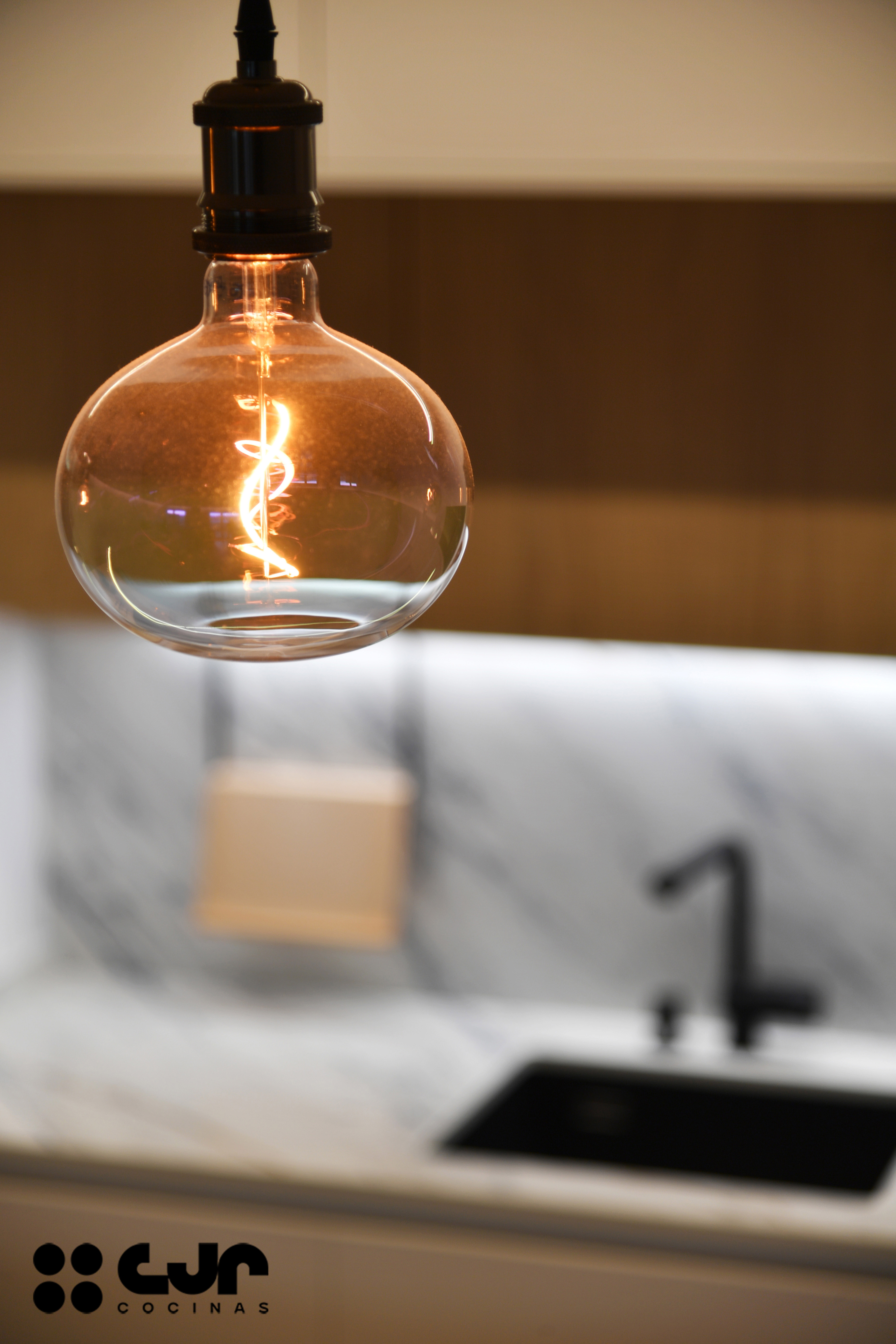 cocina blanca y madera con isla abierta al salón cocinas cjr