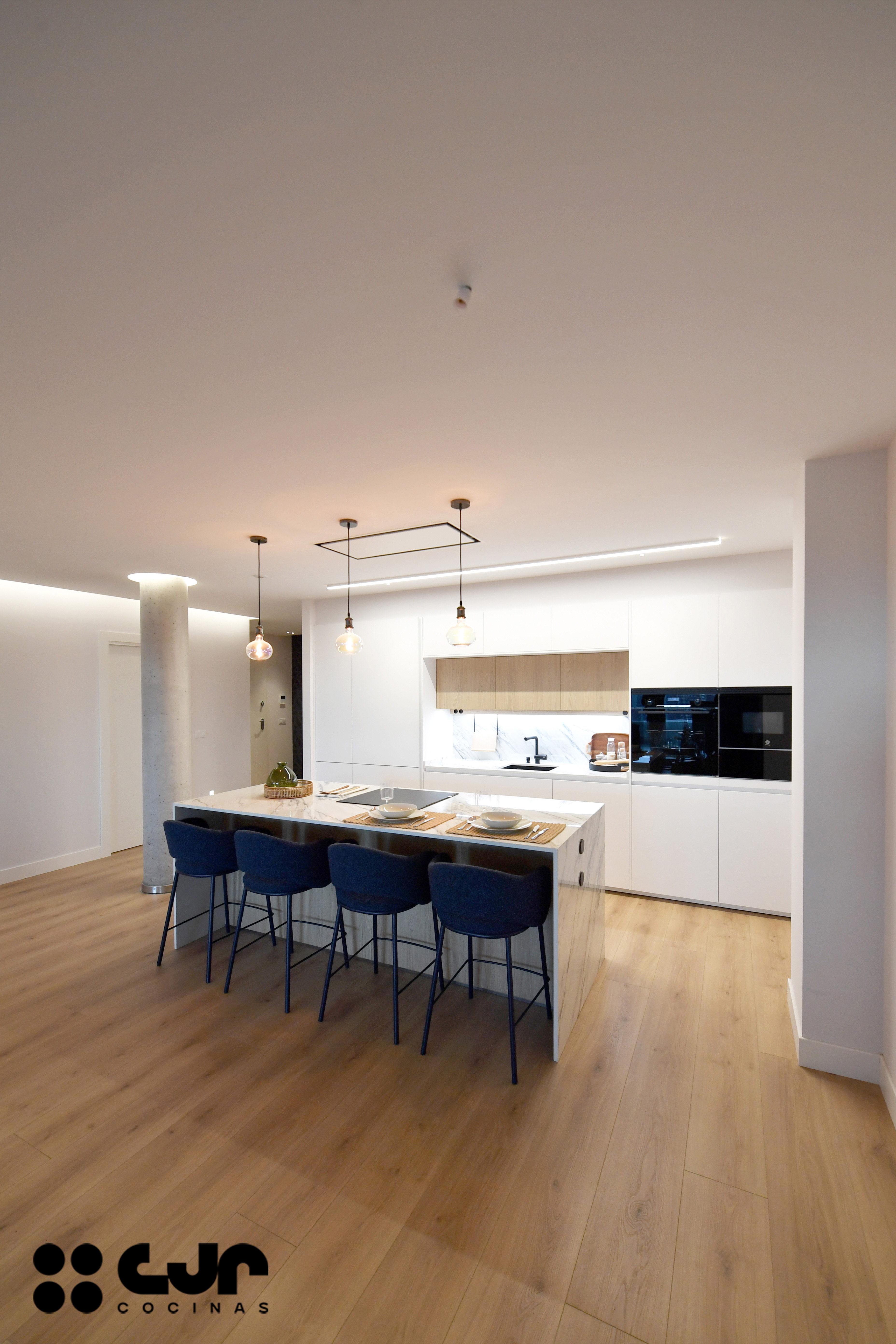 cocina blanca y madera con isla abierta al salón cocinas cjr