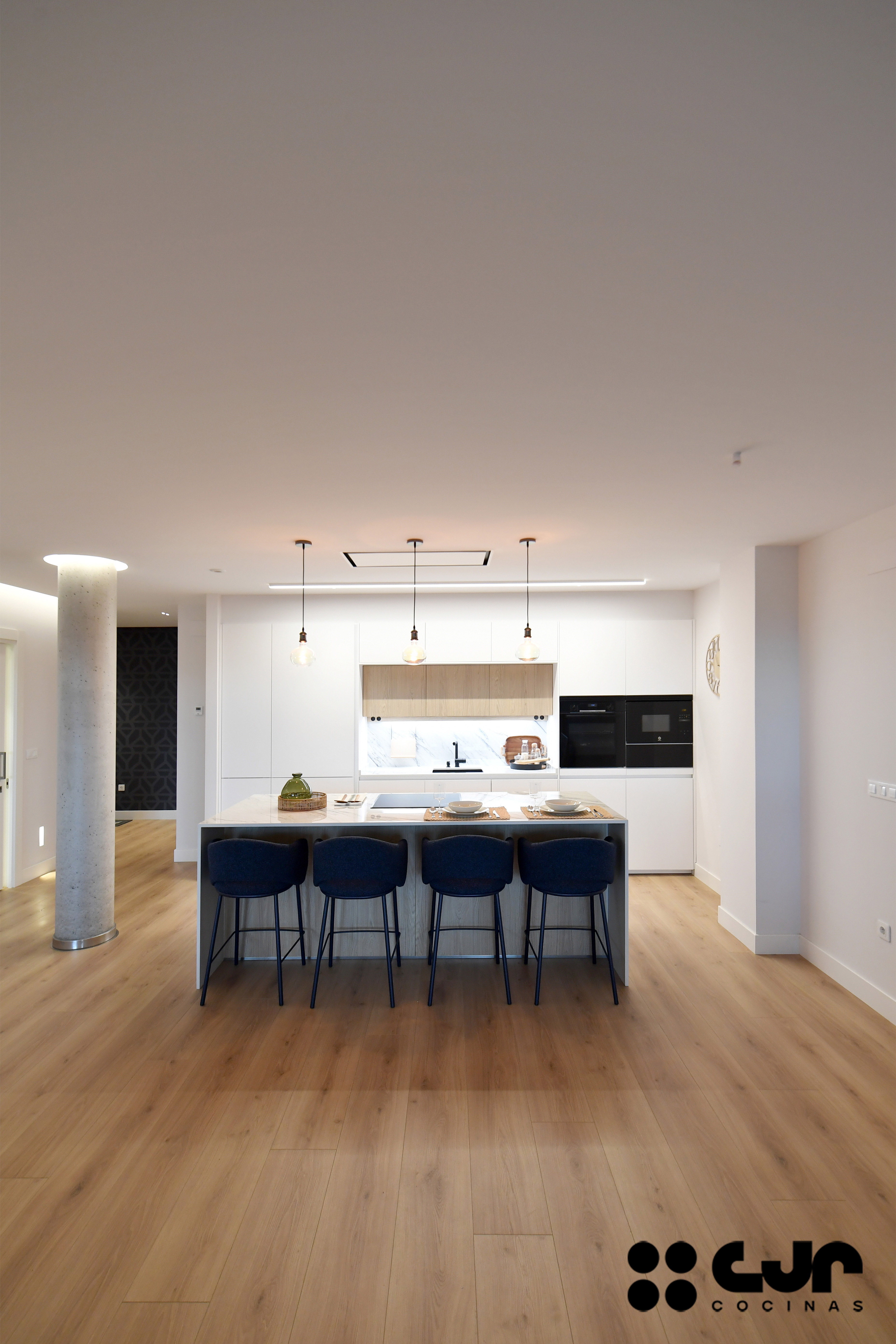 cocina blanca y madera con isla abierta al salón cocinas cjr