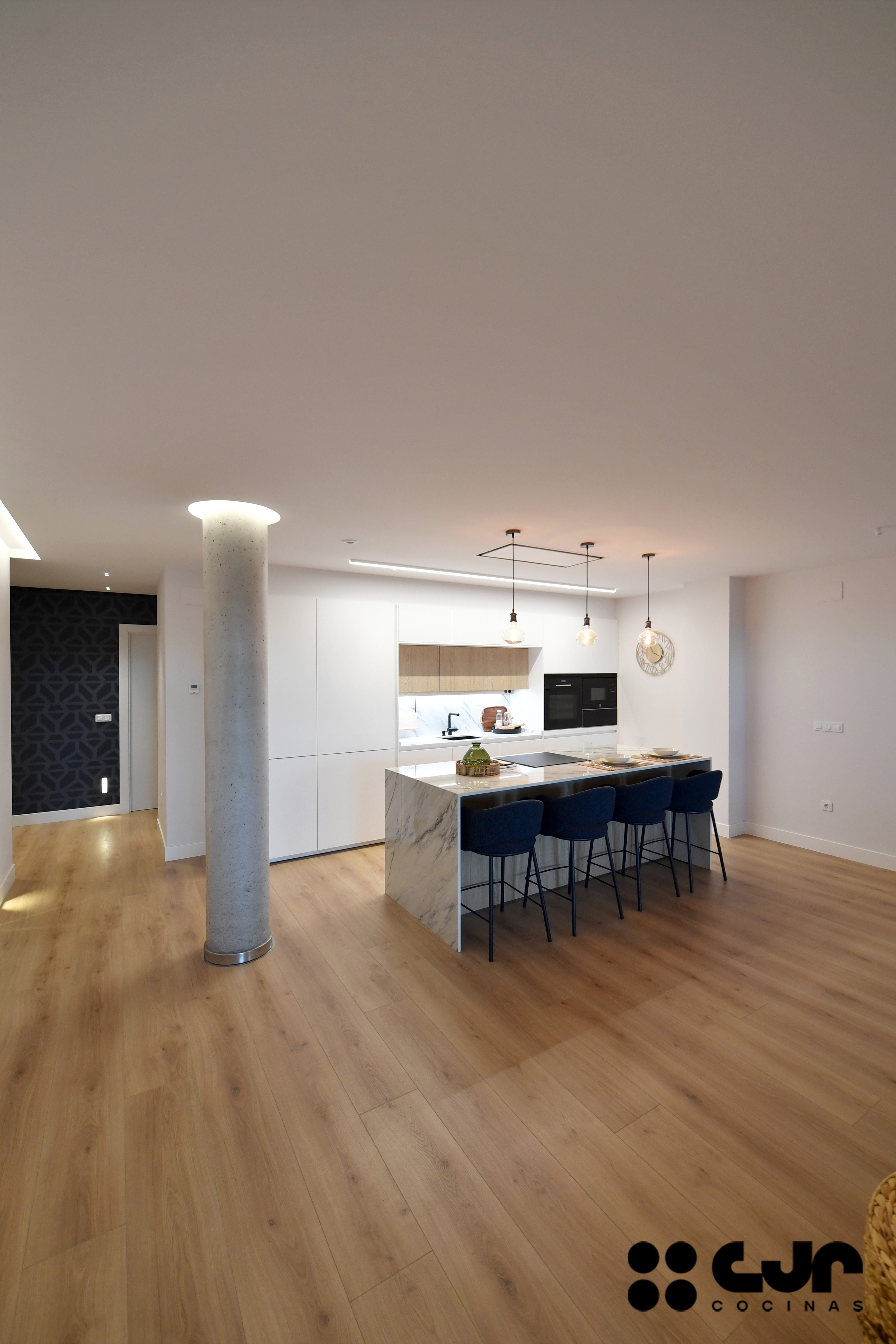 cocina blanca y madera con isla abierta al salón cocinas cjr