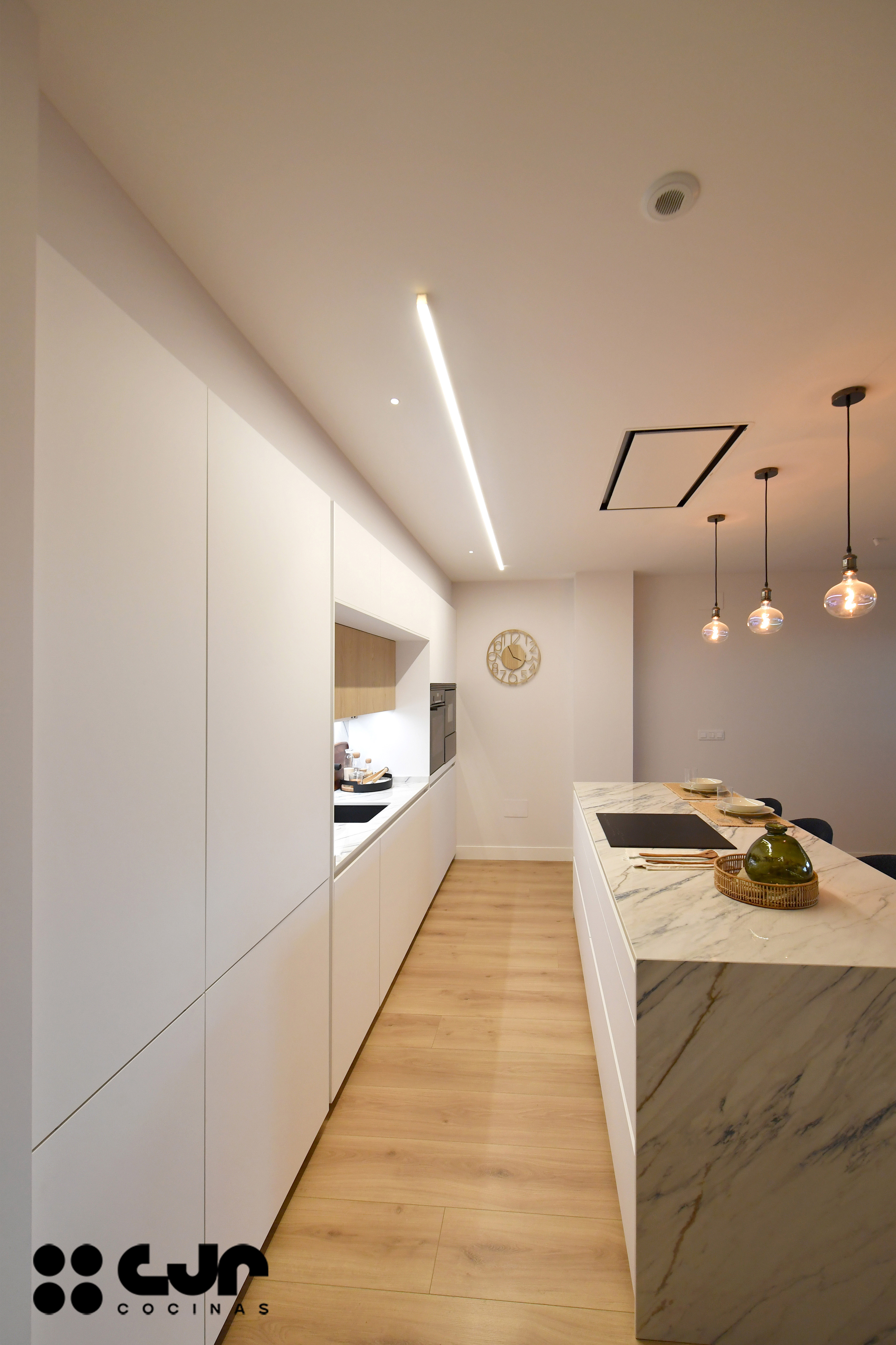 cocina blanca y madera con isla abierta al salón cocinas cjr