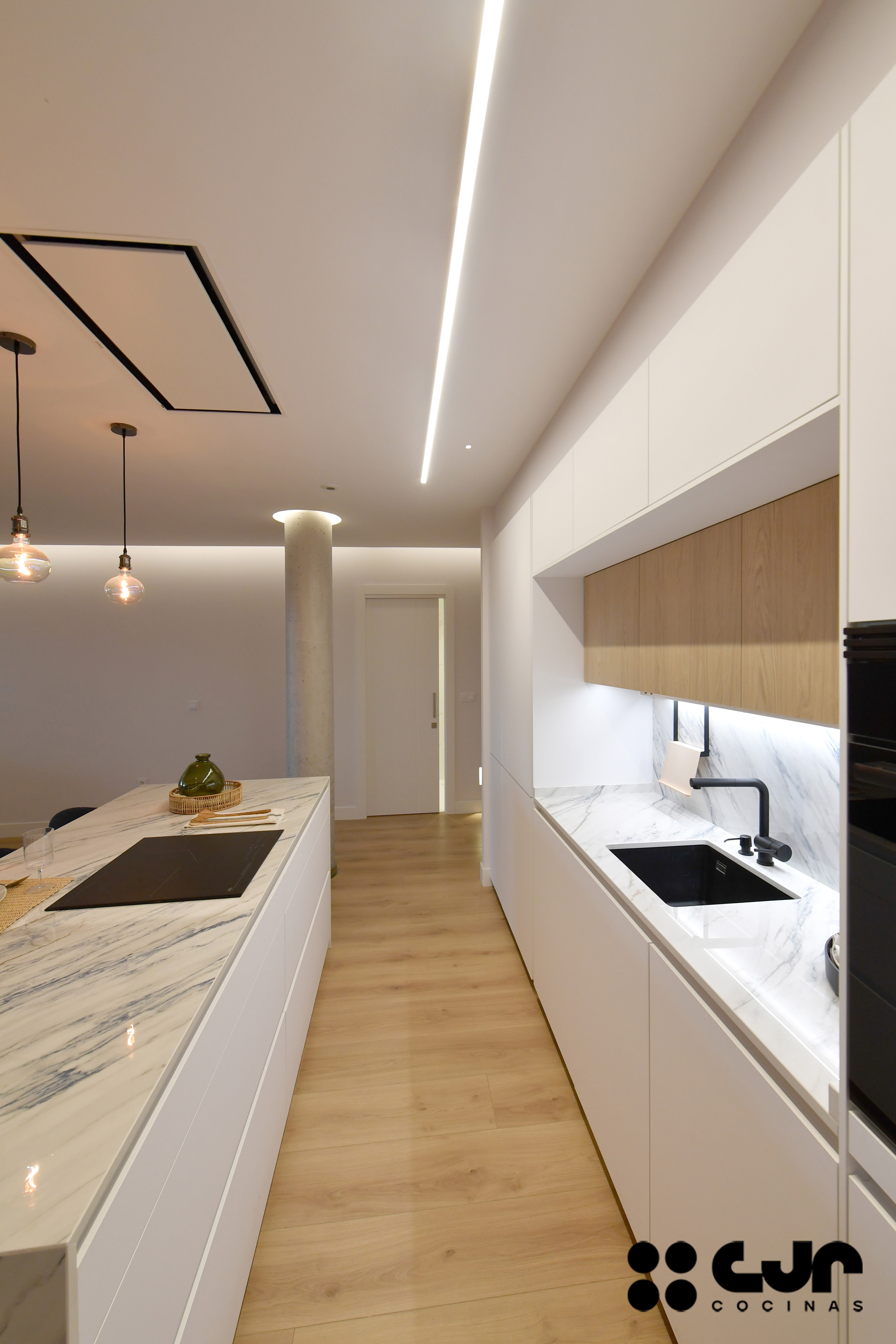 cocina blanca y madera con isla abierta al salón cocinas cjr