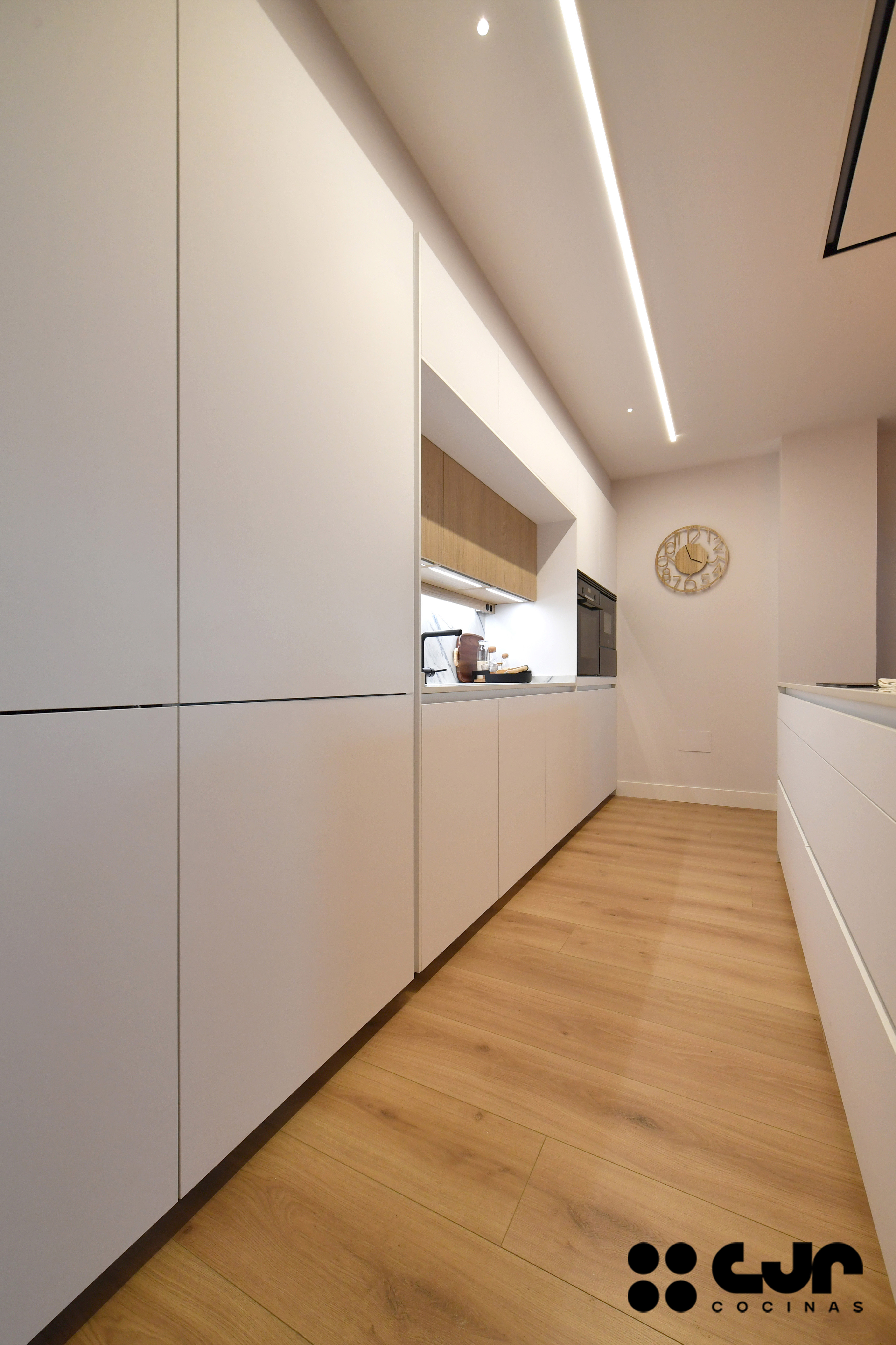 cocina blanca y madera con isla abierta al salón cocinas cjr