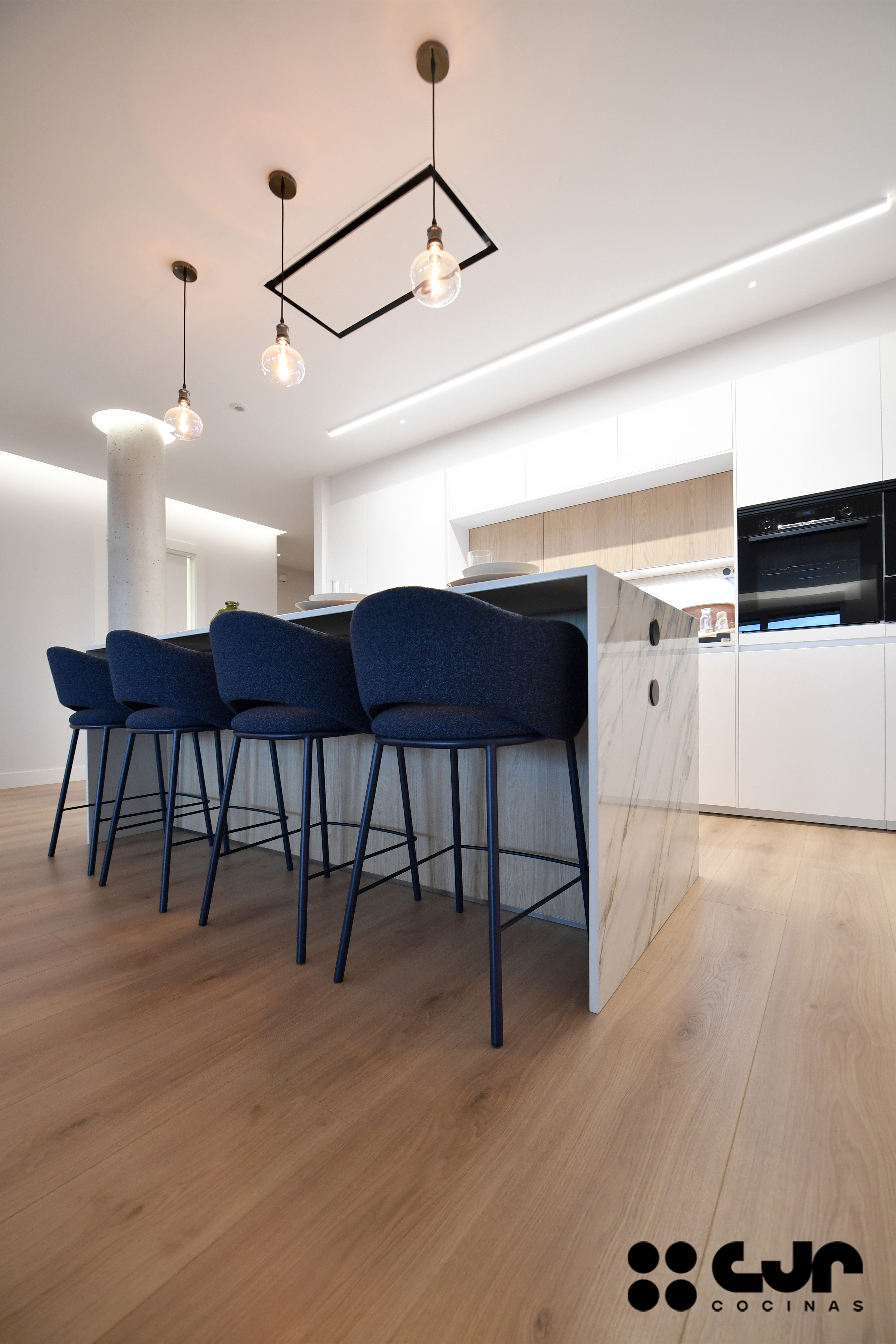 cocina blanca y madera con isla abierta al salón cocinas cjr