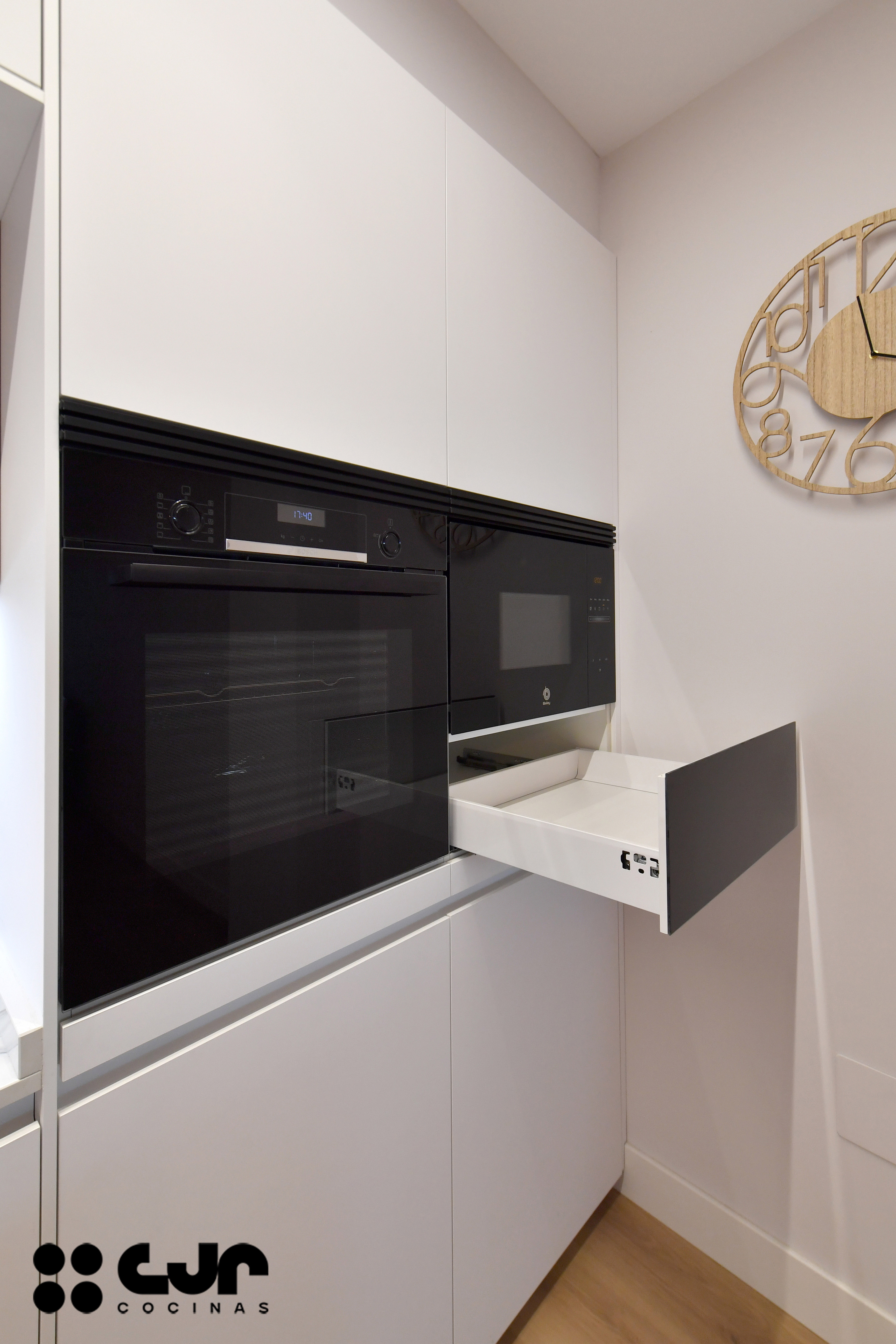 cocina blanca y madera con isla abierta al salón cocinas cjr