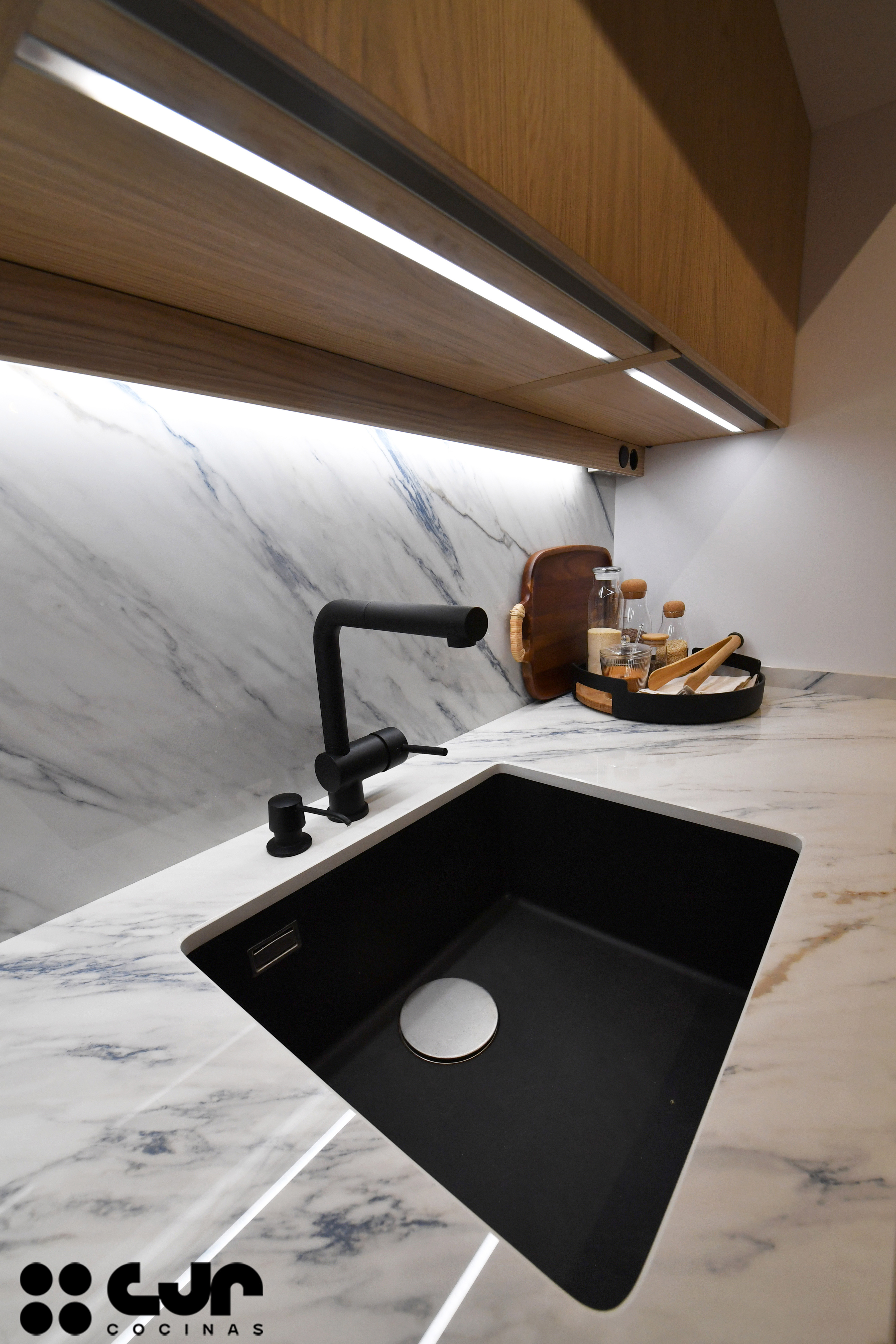 cocina blanca y madera con isla abierta al salón cocinas cjr