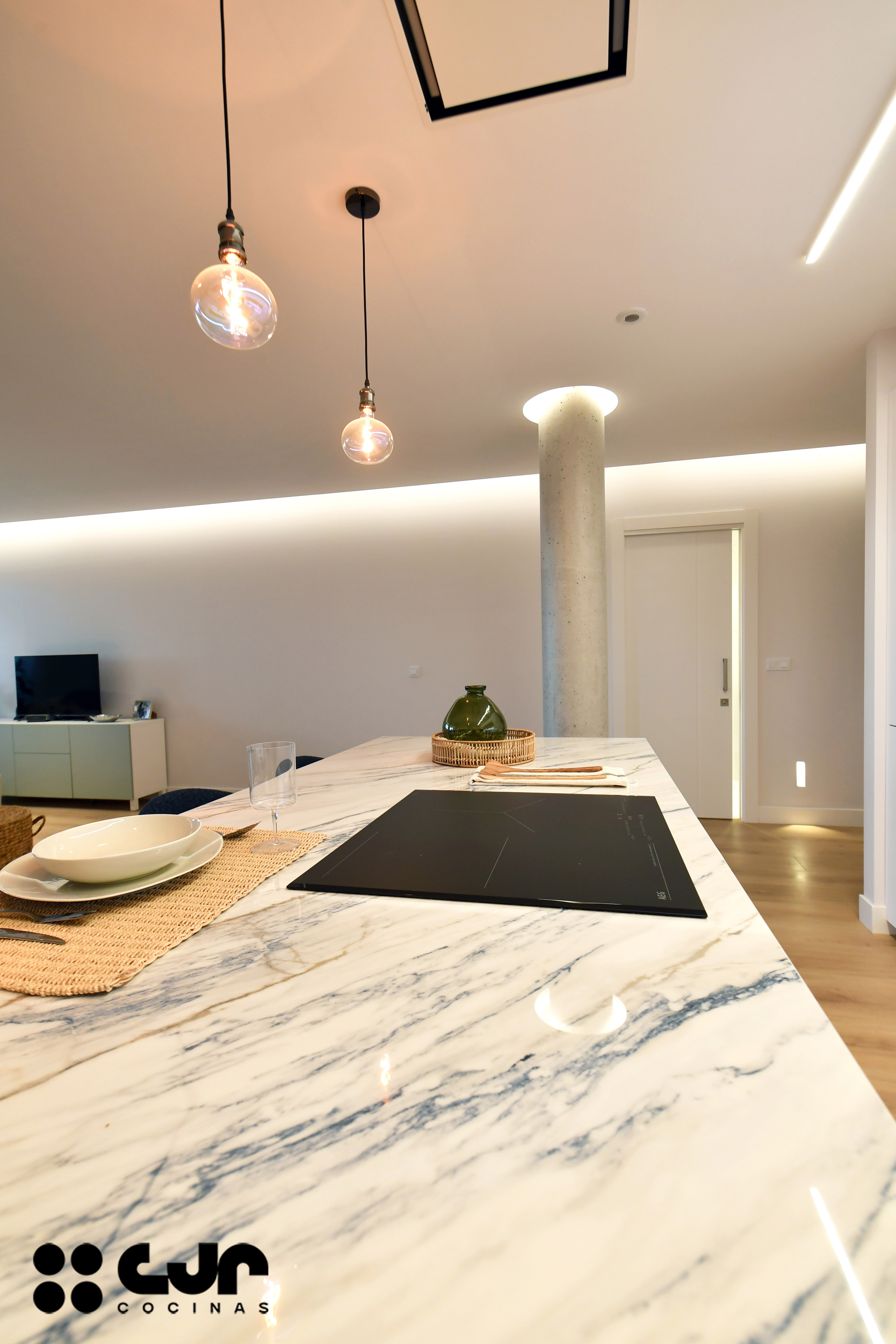 cocina blanca y madera con isla abierta al salón cocinas cjr