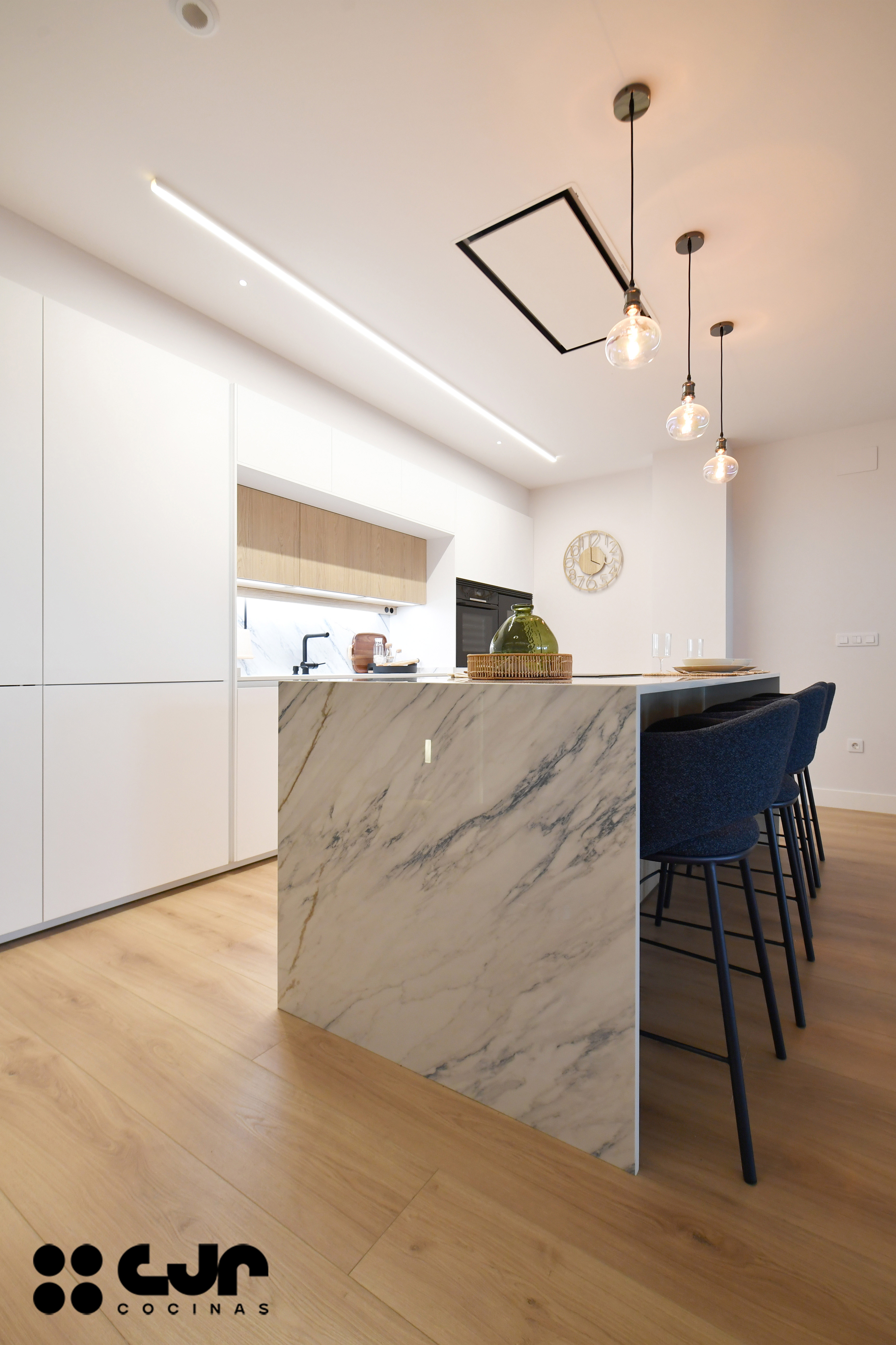 cocina blanca y madera con isla abierta al salón cocinas cjr