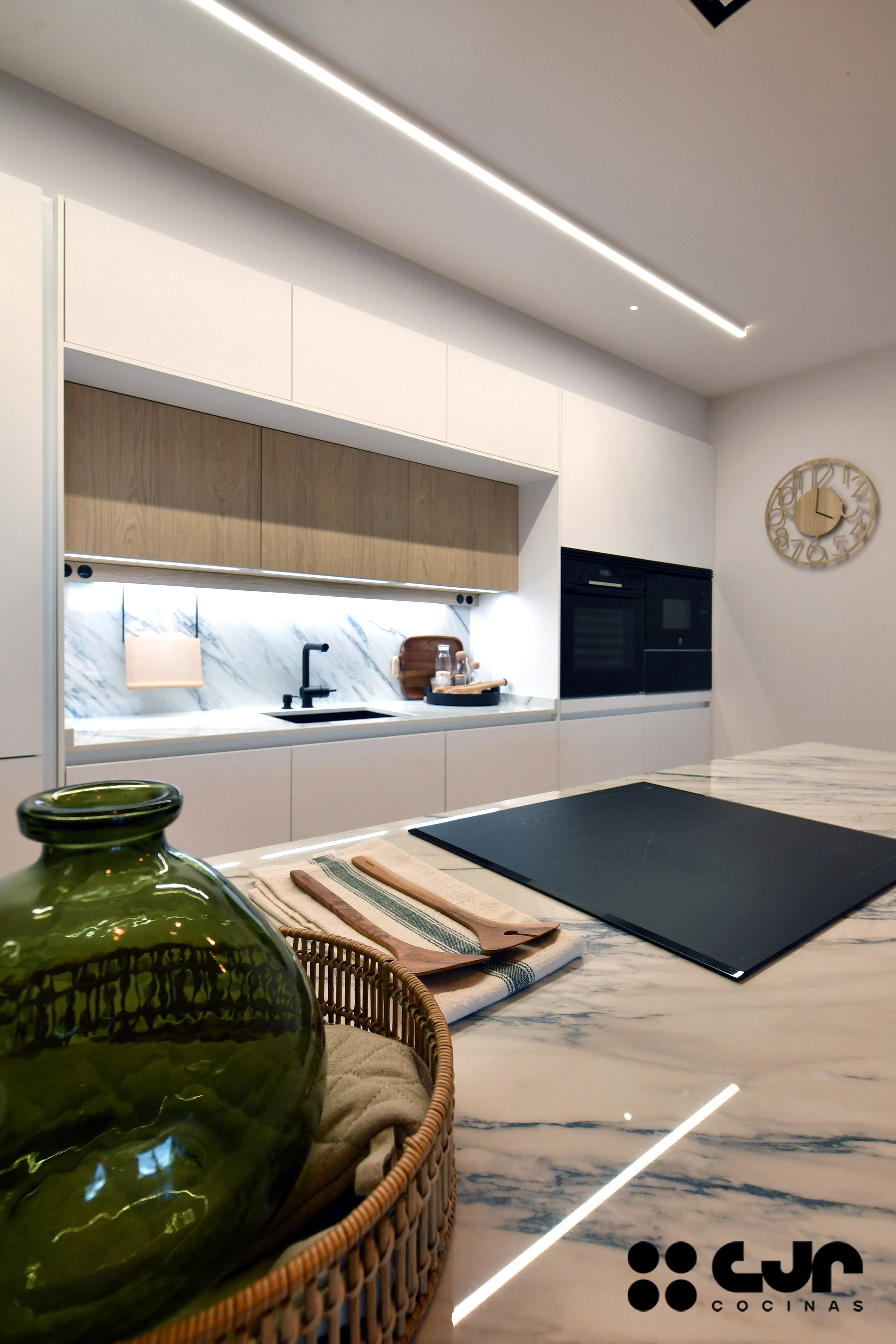 cocina blanca y madera con isla abierta al salón cocinas cjr