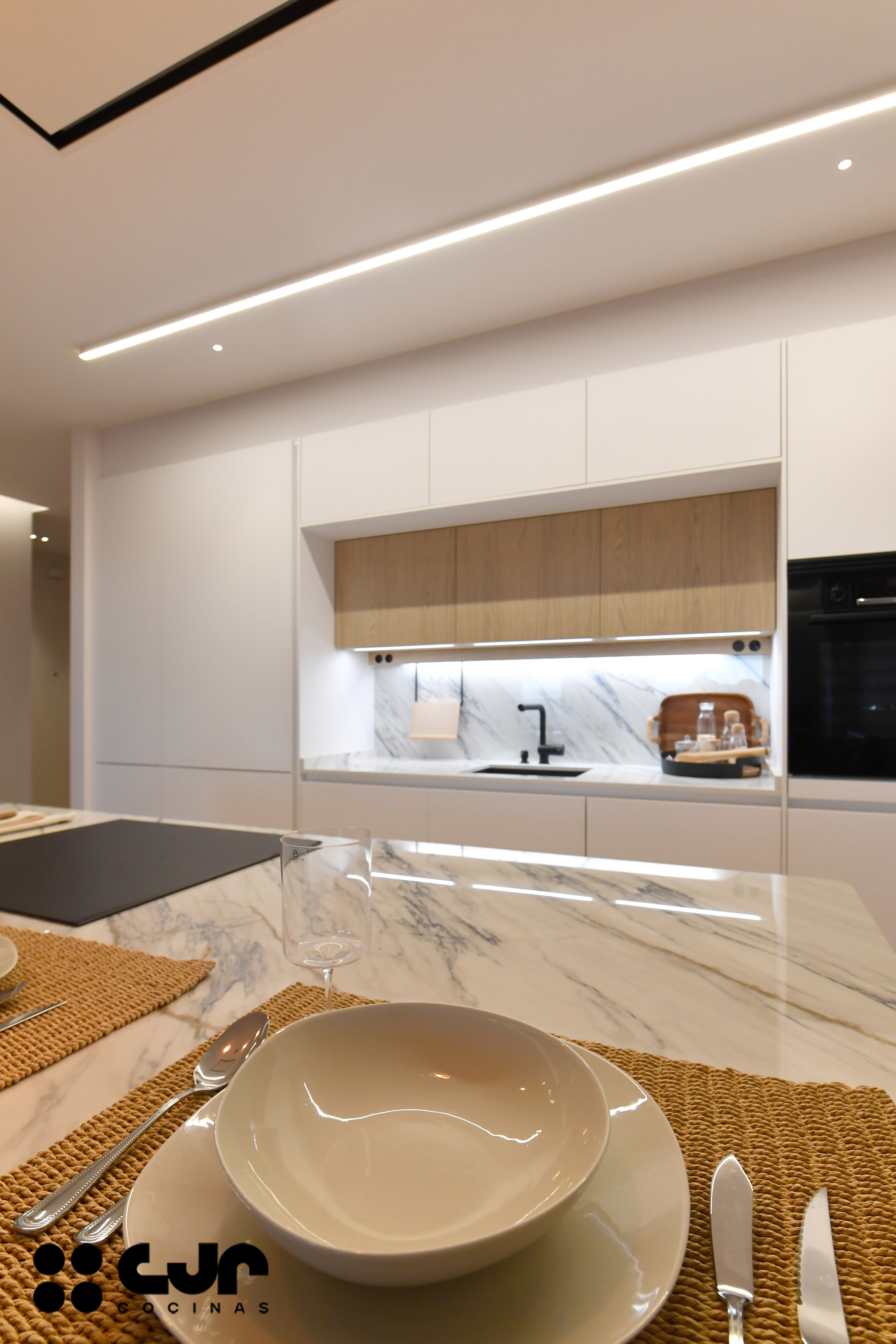 cocina blanca y madera con isla abierta al salón cocinas cjr