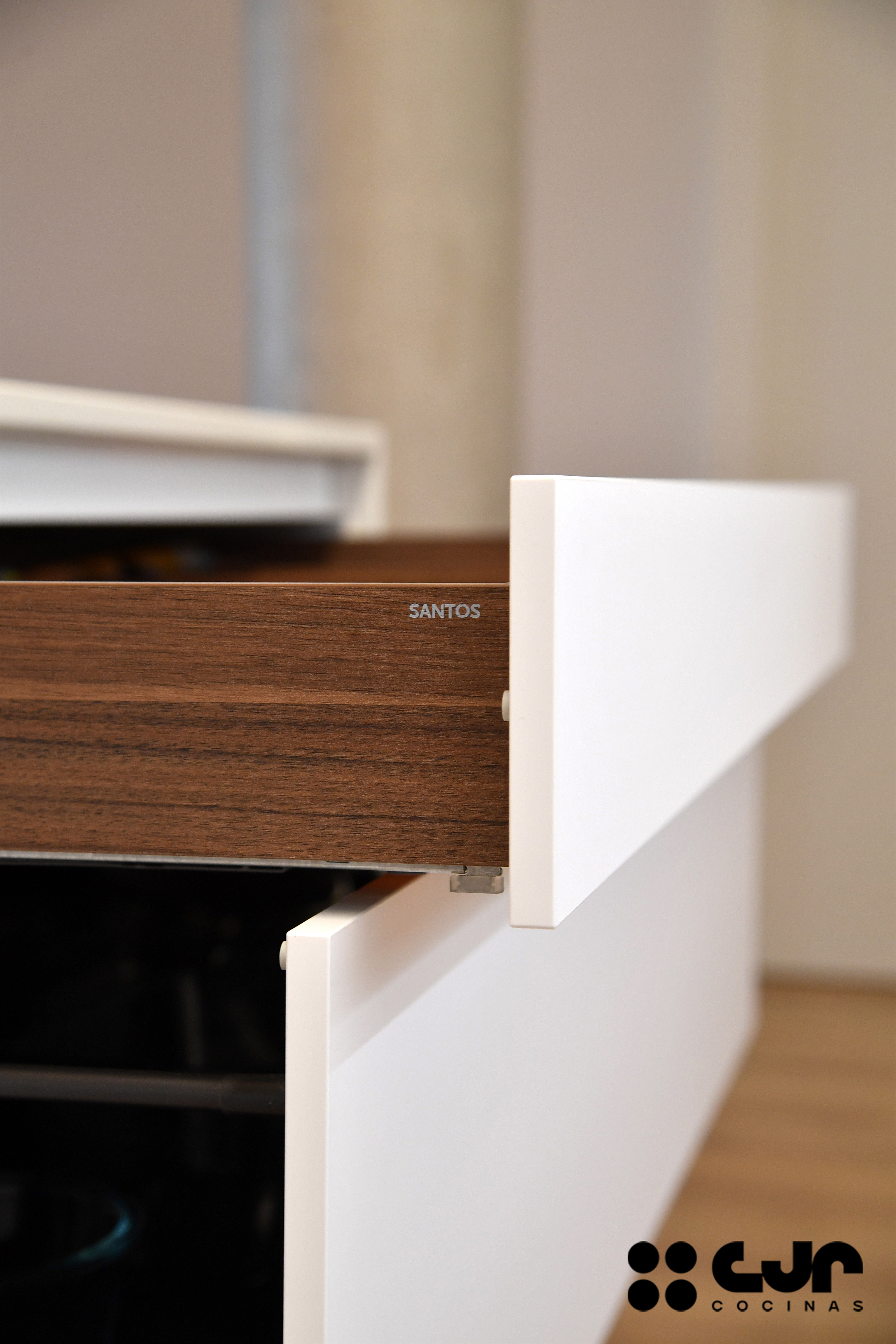 cocina blanca y madera con isla abierta al salón cocinas cjr