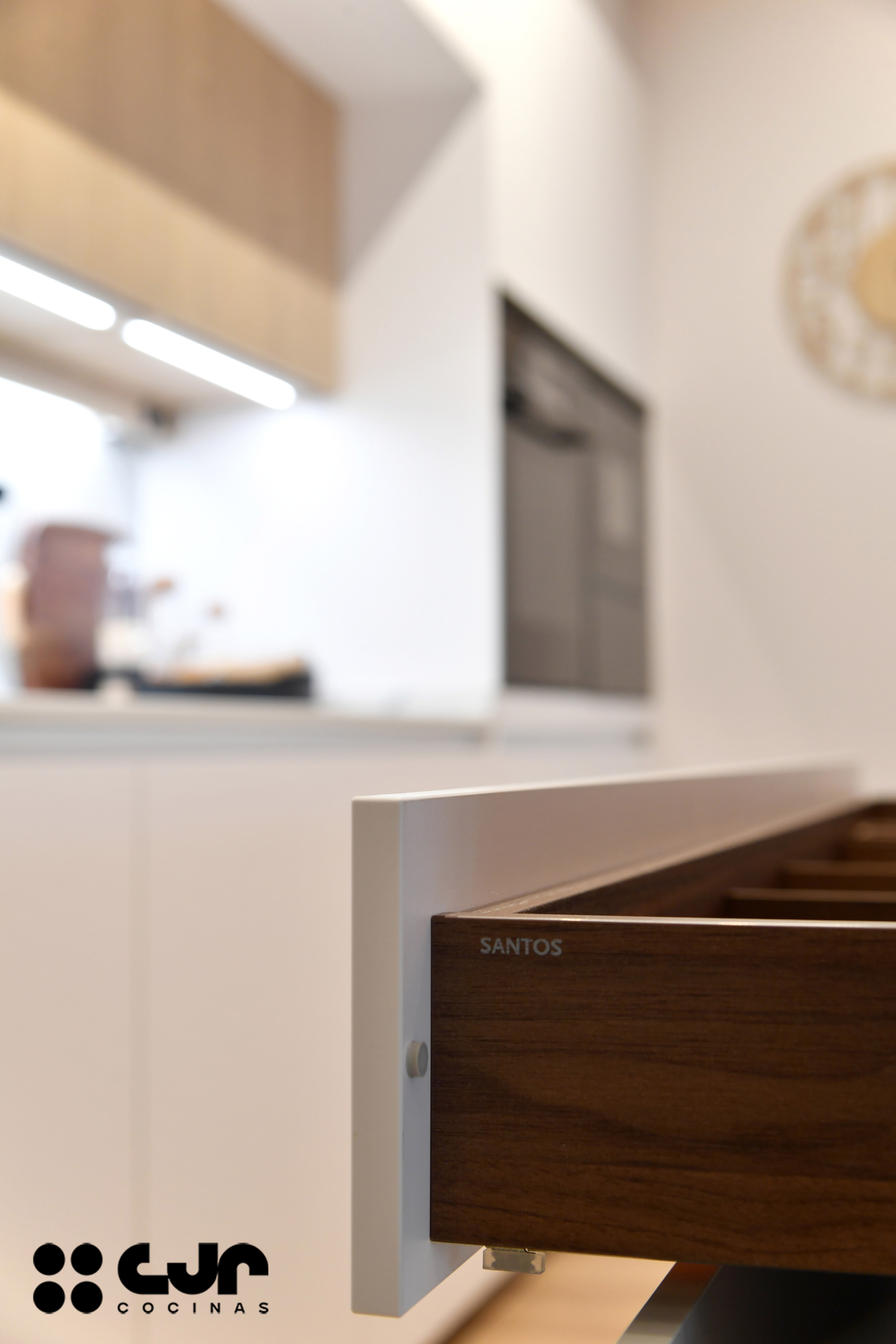 cocina blanca y madera con isla abierta al salón cocinas cjr