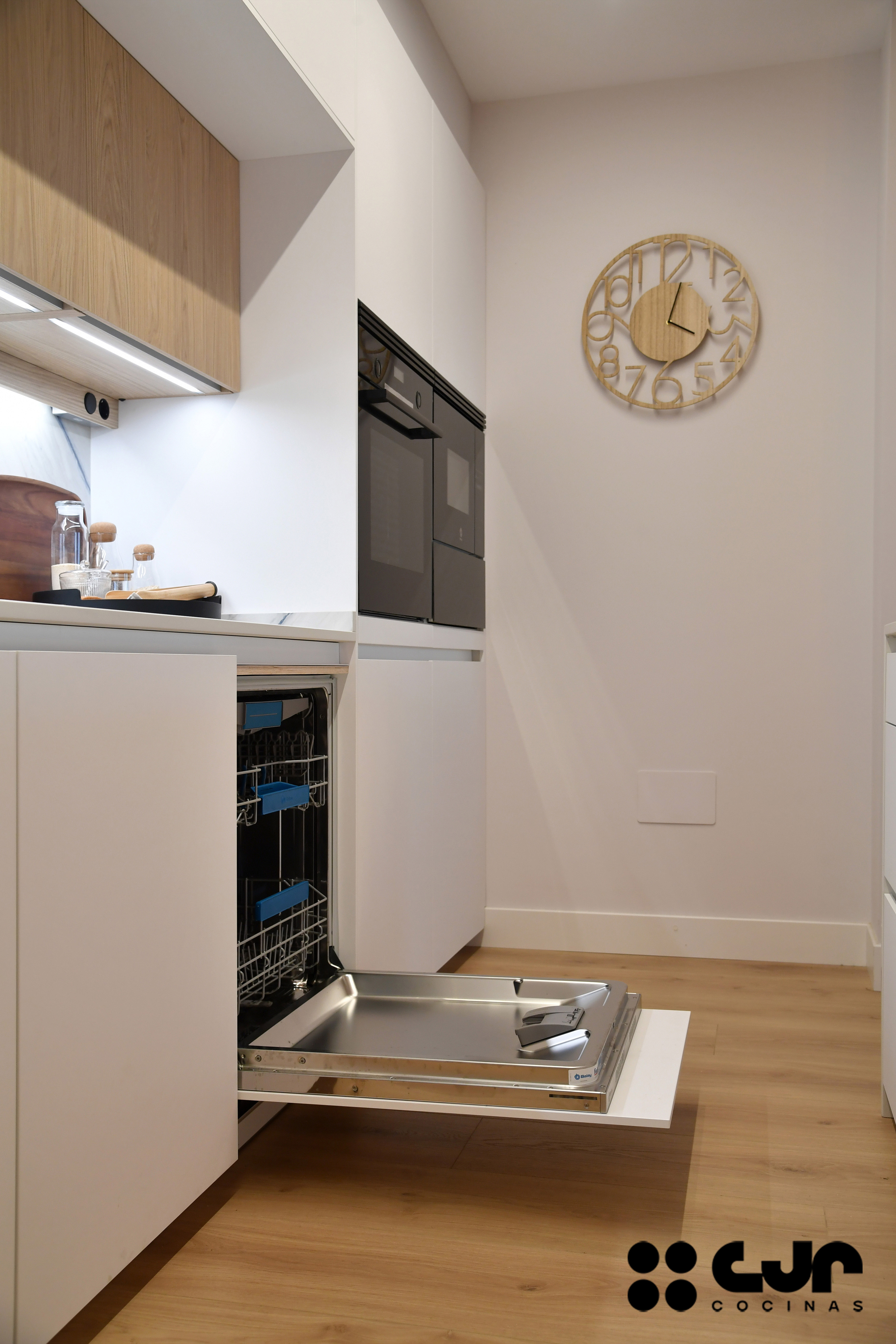 cocina blanca y madera con isla abierta al salón cocinas cjr