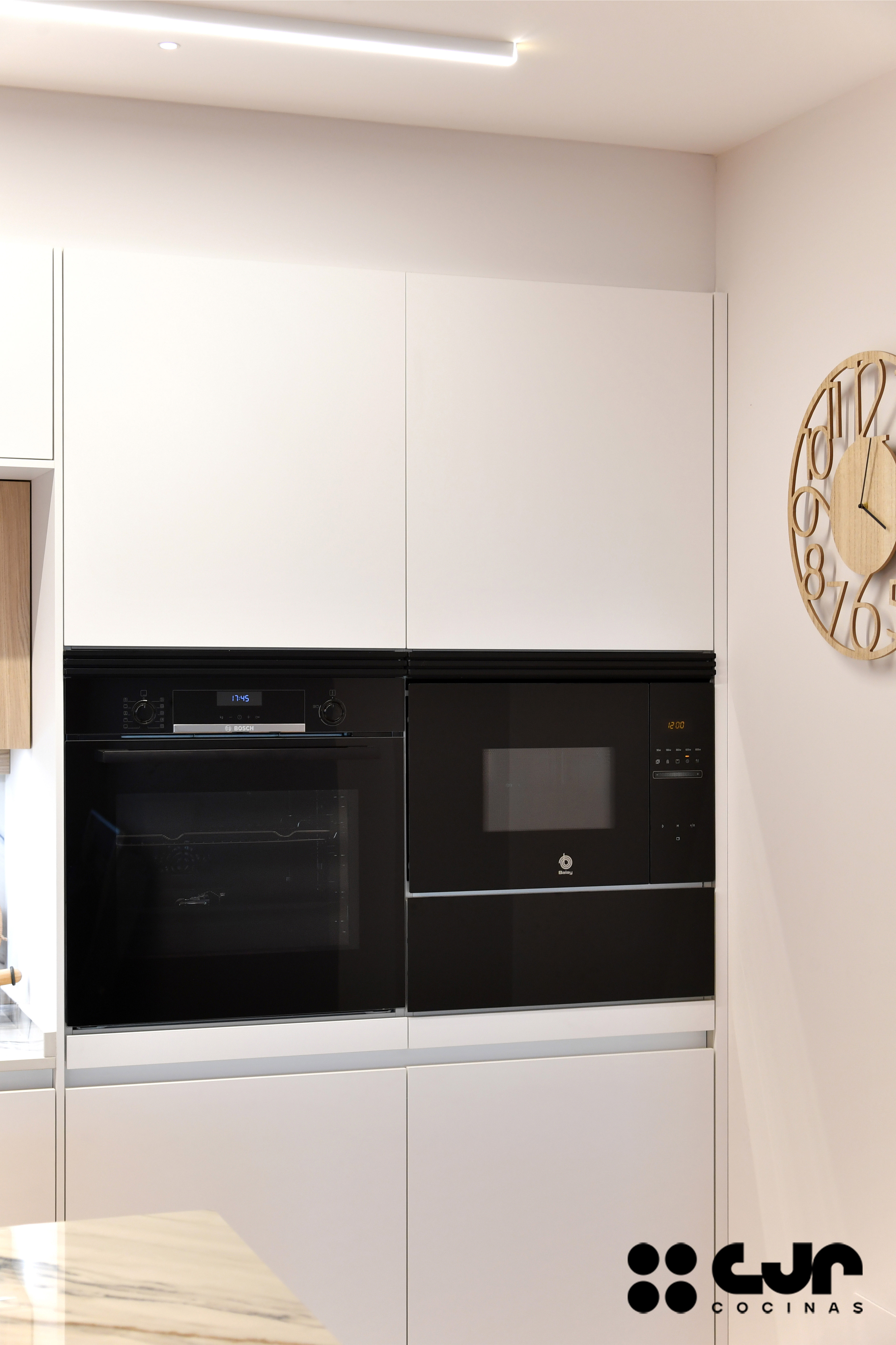 cocina blanca y madera con isla abierta al salón cocinas cjr