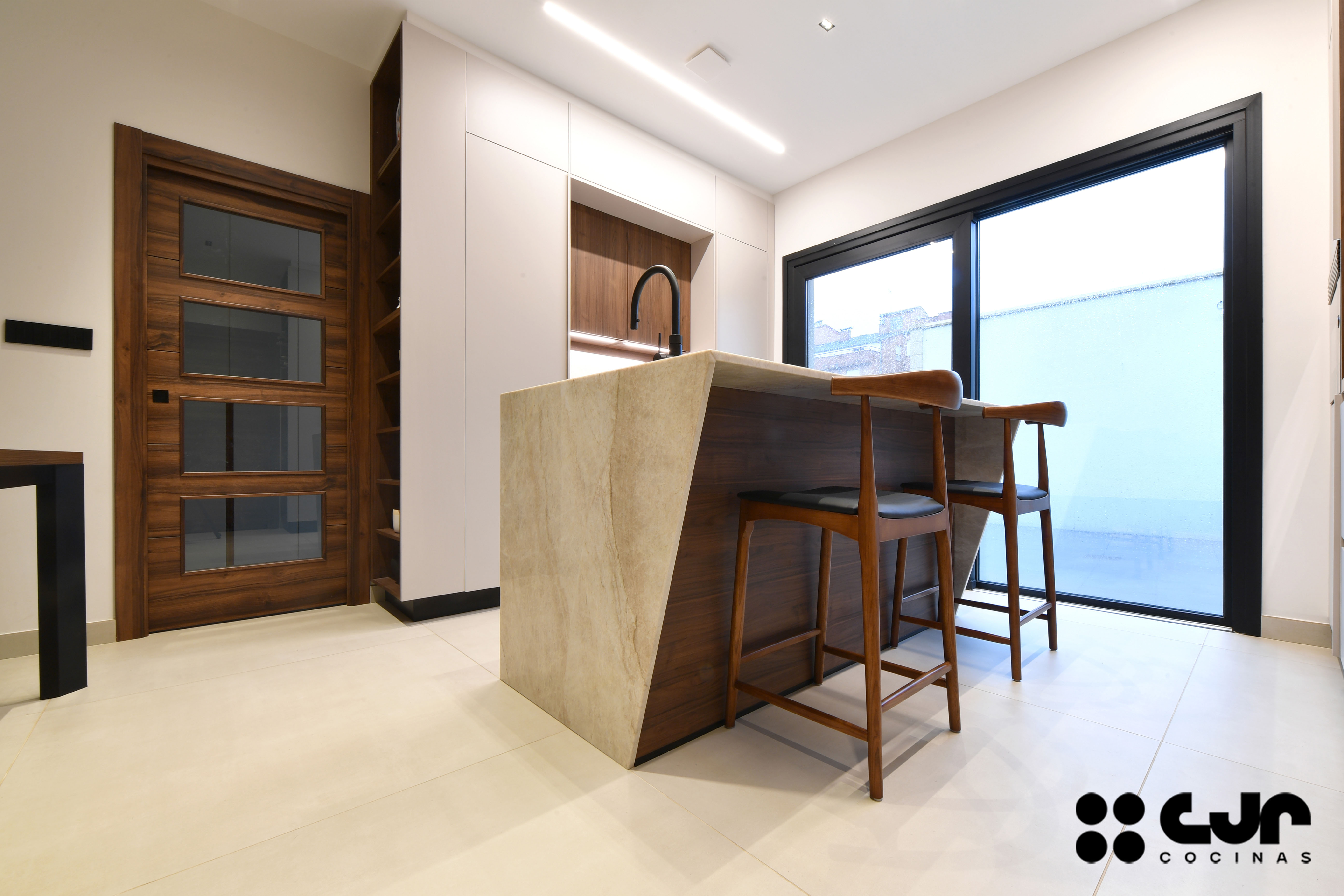 Cocina moderna cashmere y madera con isla Cocinas CJR