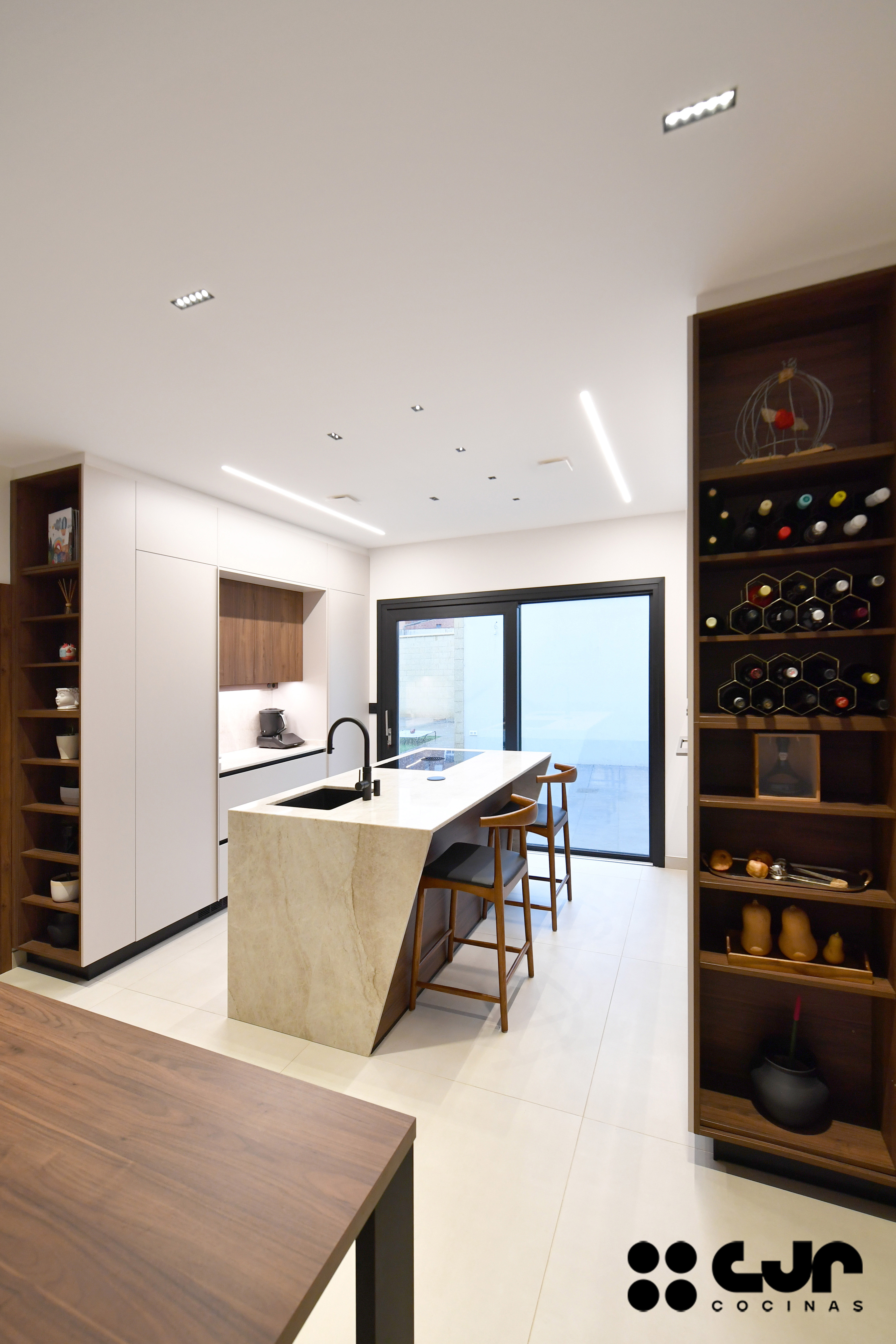 Cocina moderna cashmere y madera con isla Cocinas CJR