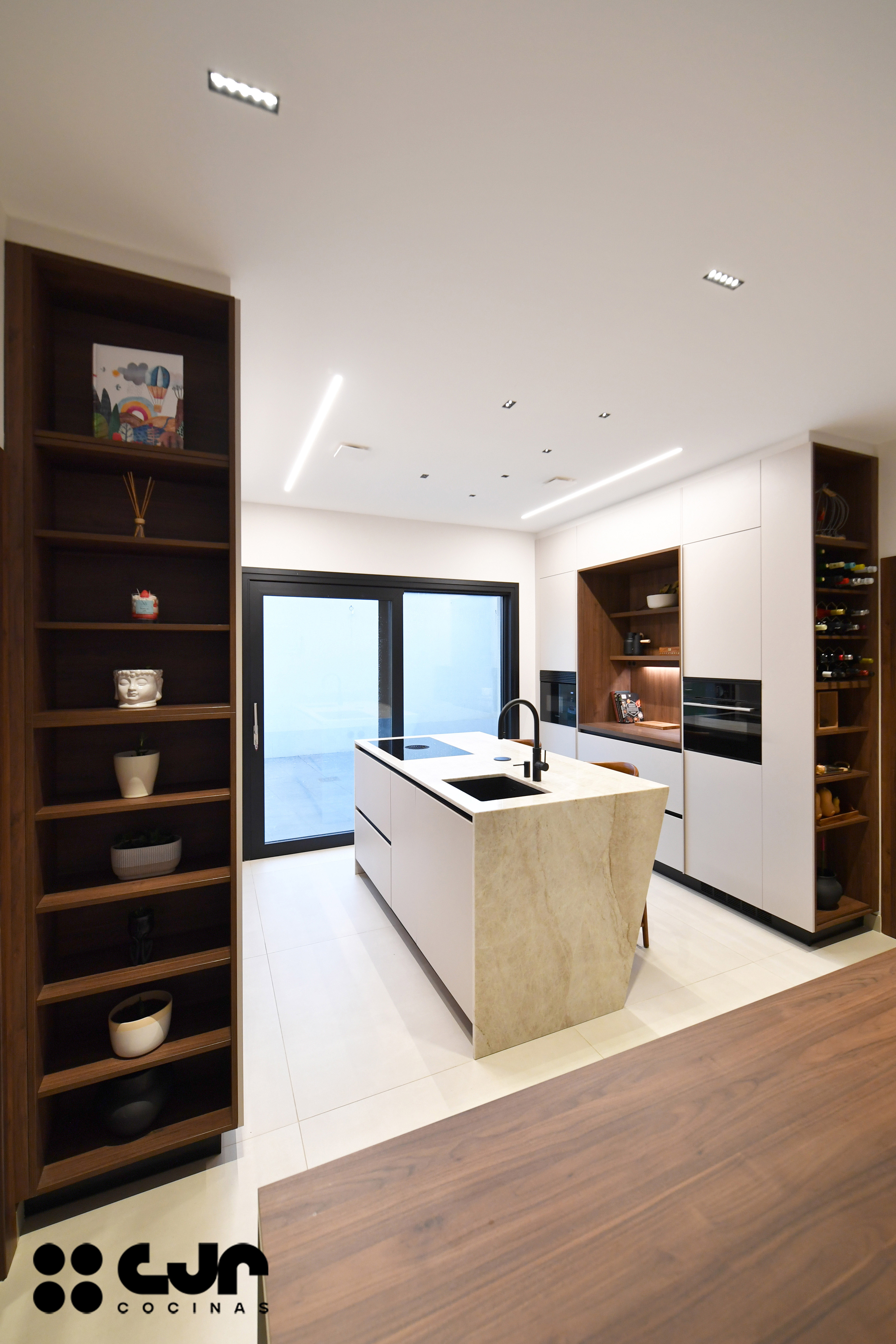 Cocina moderna cashmere y madera con isla Cocinas CJR