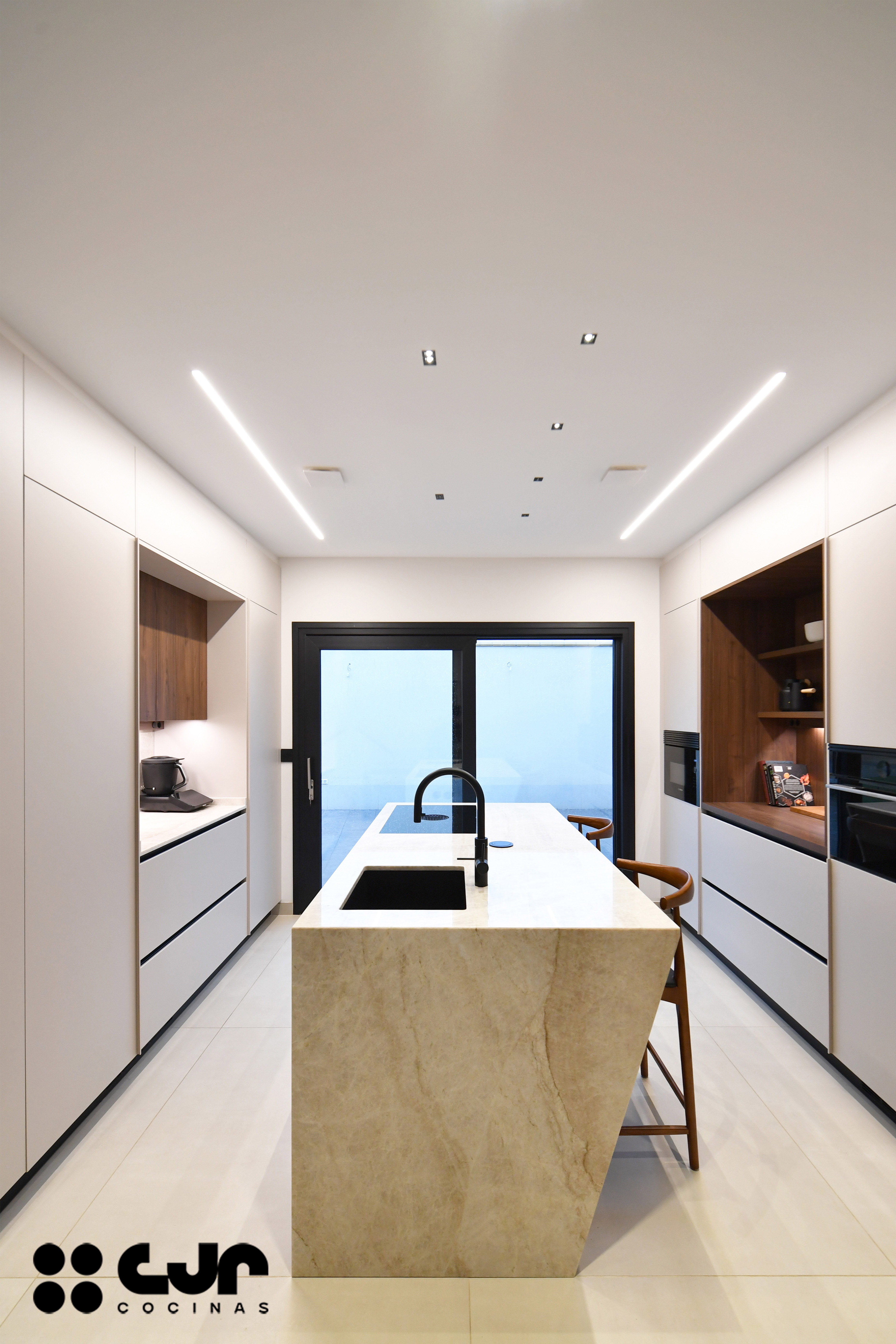 Cocina moderna cashmere y madera con isla Cocinas CJR