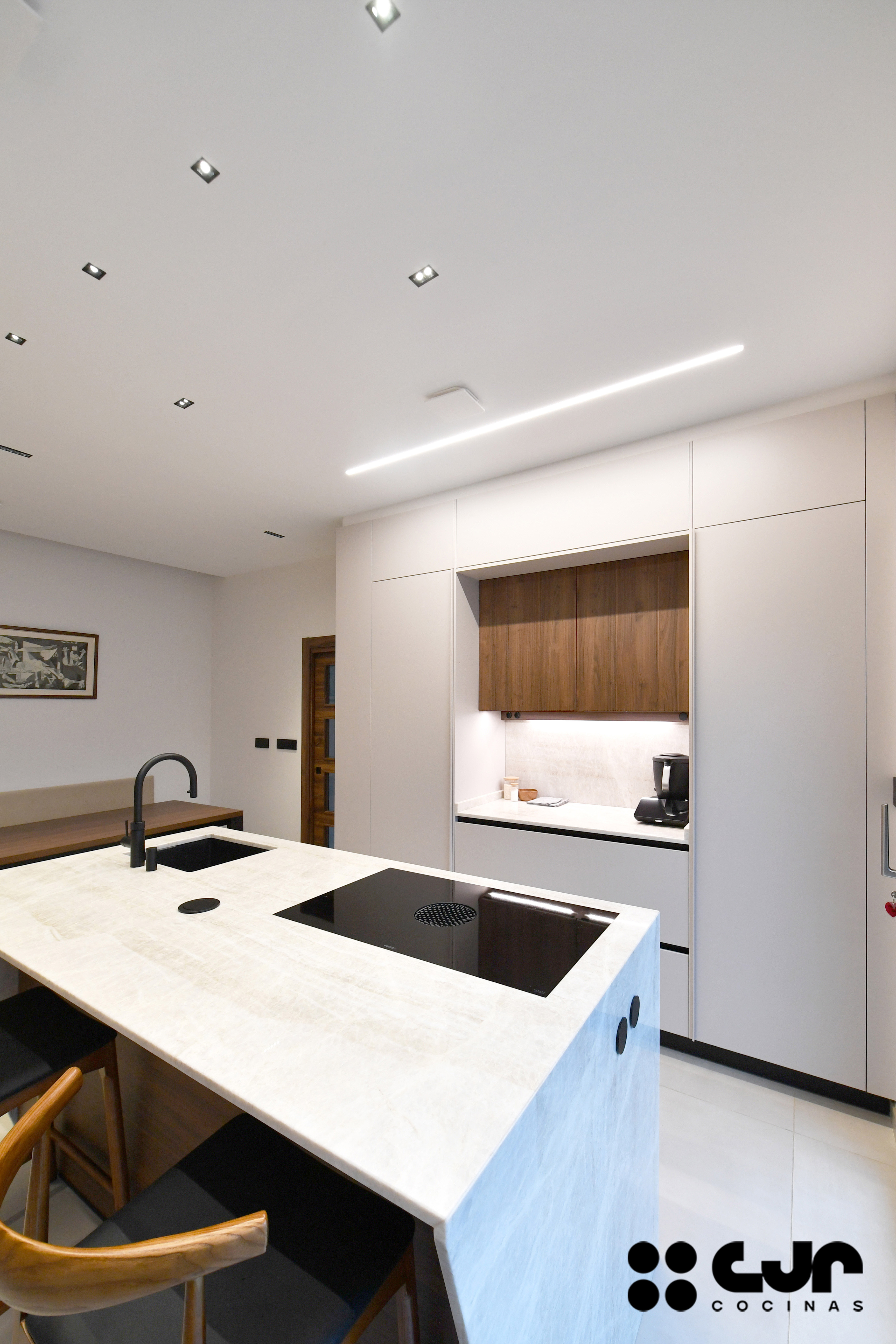 Cocina moderna cashmere y madera con isla Cocinas CJR
