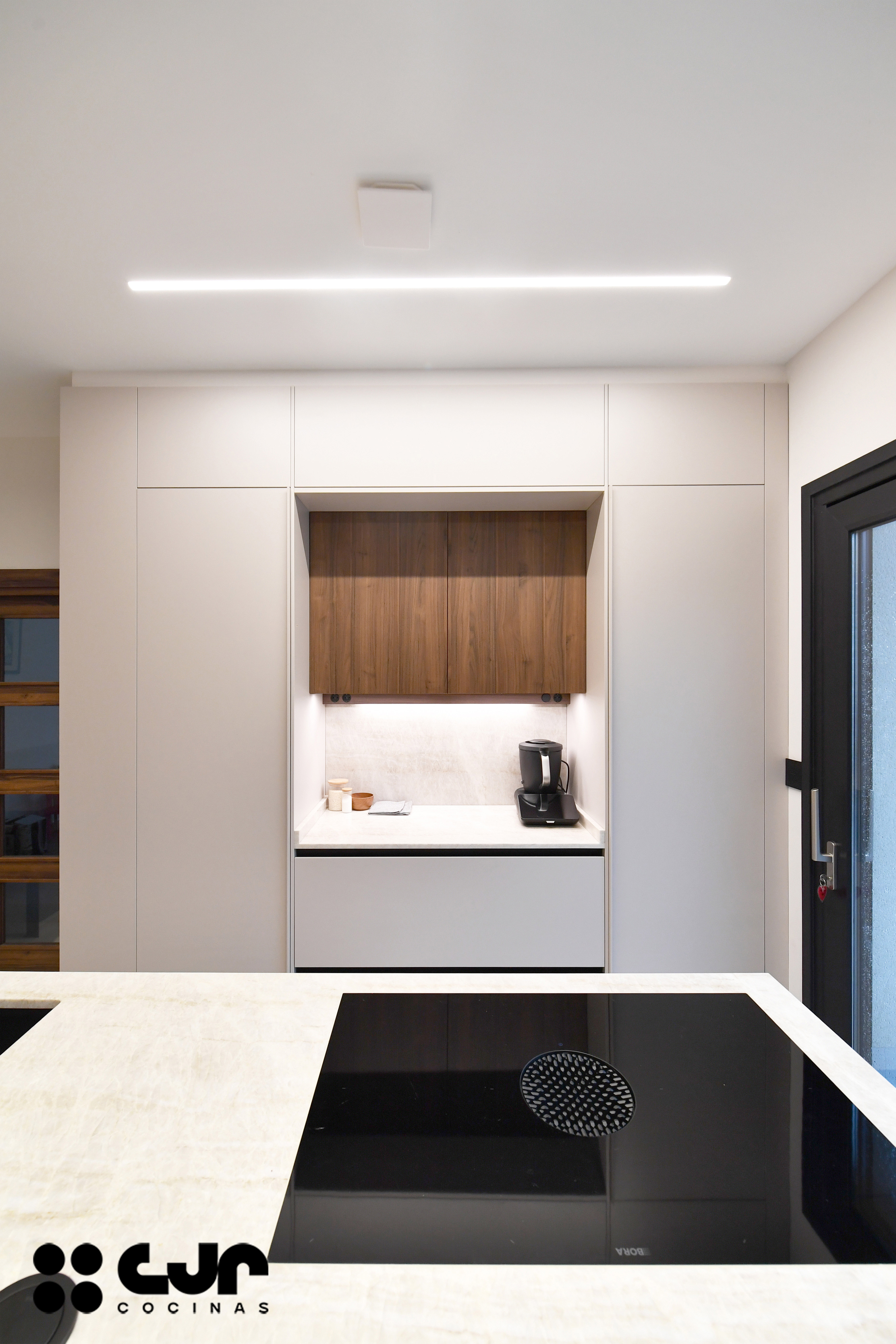 Cocina moderna cashmere y madera con isla Cocinas CJR