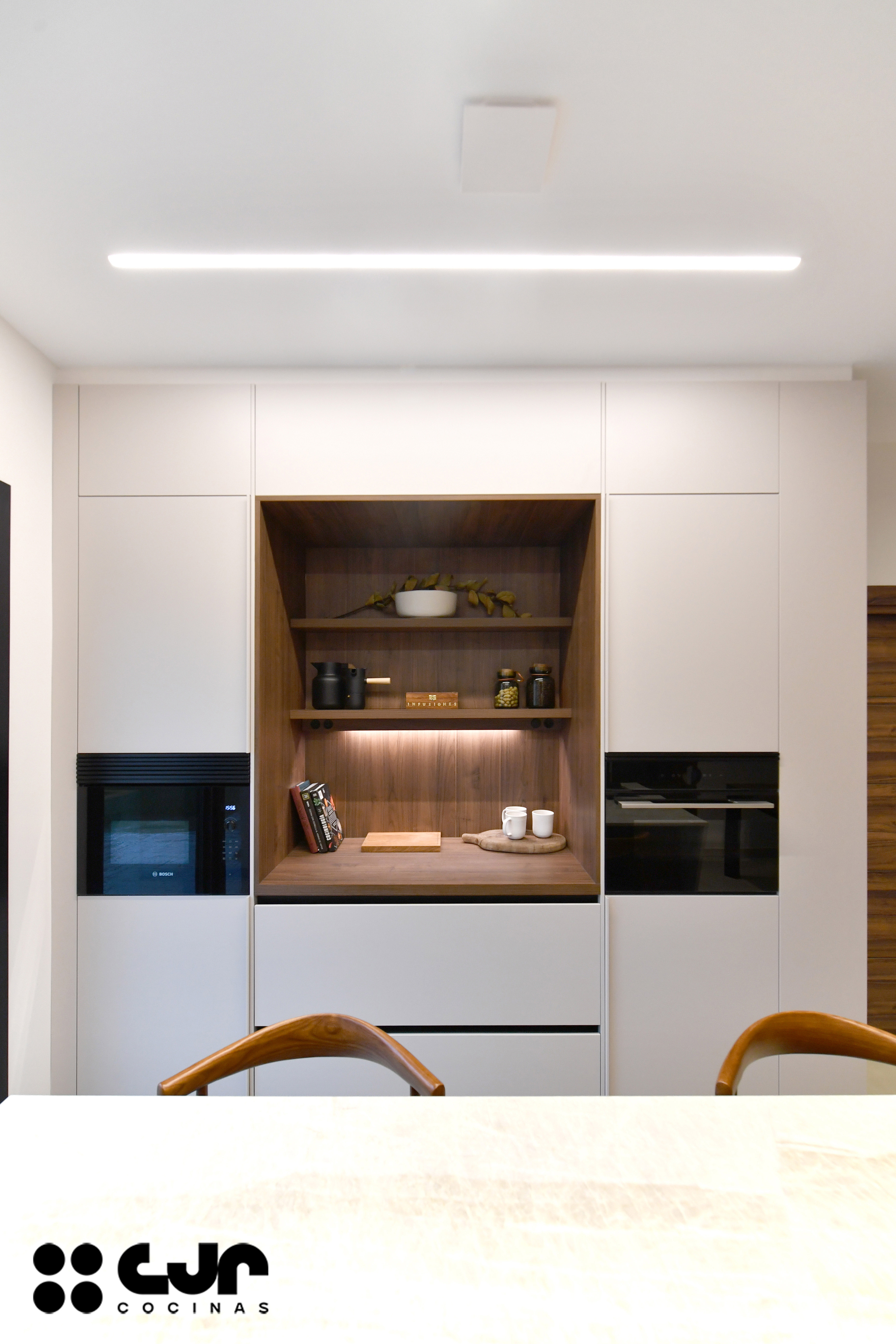 Cocina moderna cashmere y madera con isla Cocinas CJR