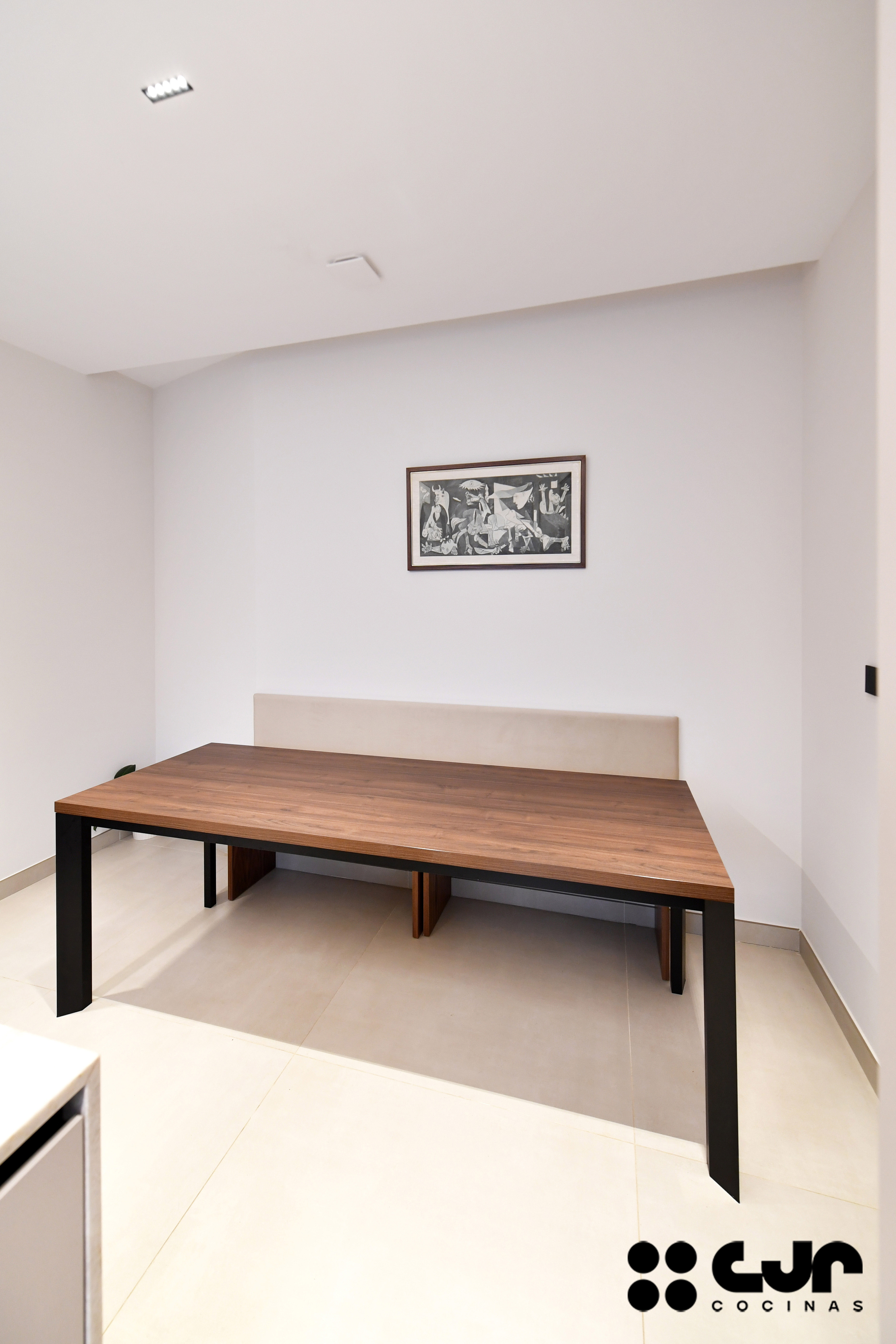 Cocina moderna cashmere y madera con isla Cocinas CJR