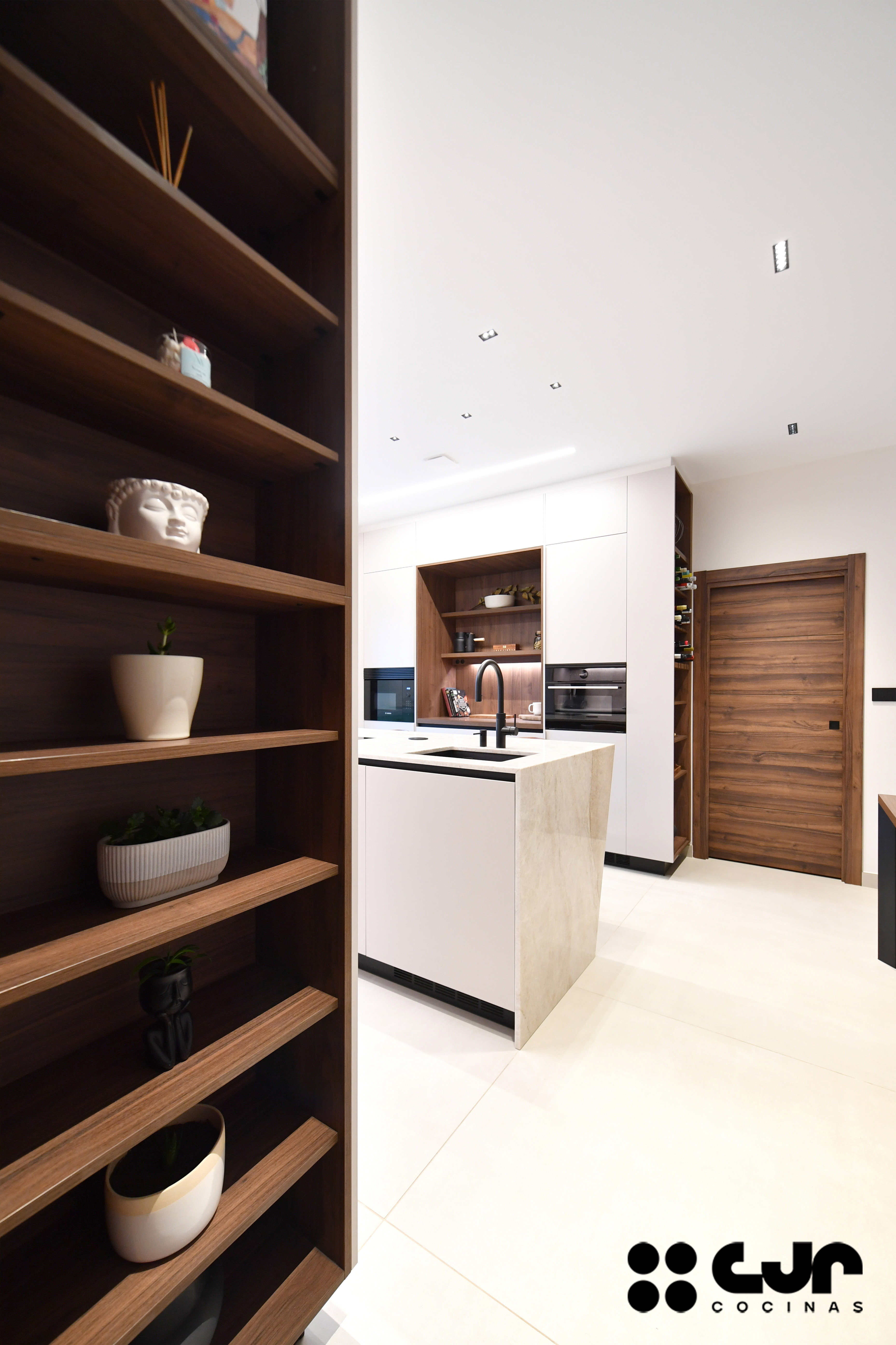 Cocina moderna cashmere y madera con isla Cocinas CJR