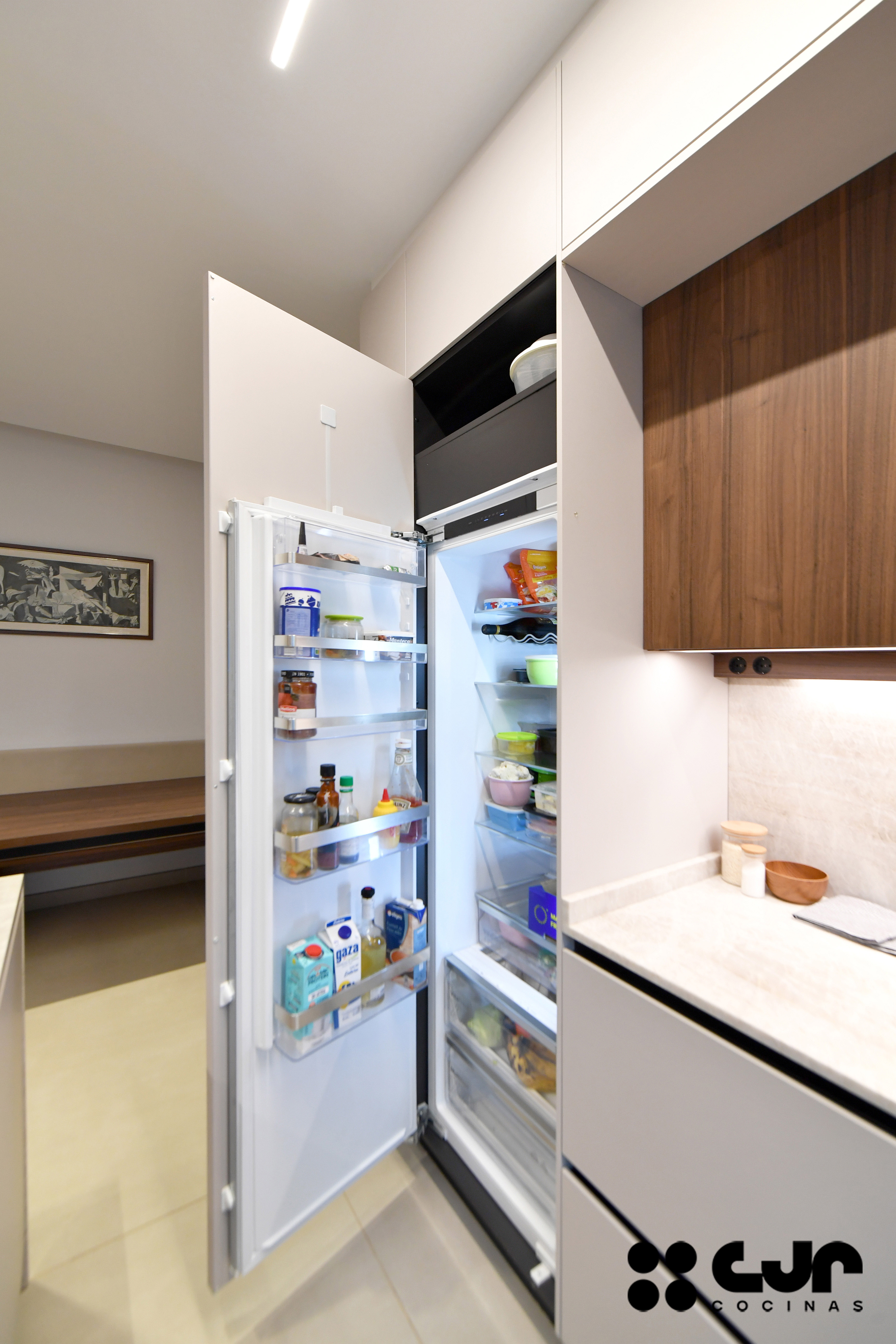 Cocina moderna cashmere y madera con isla Cocinas CJR