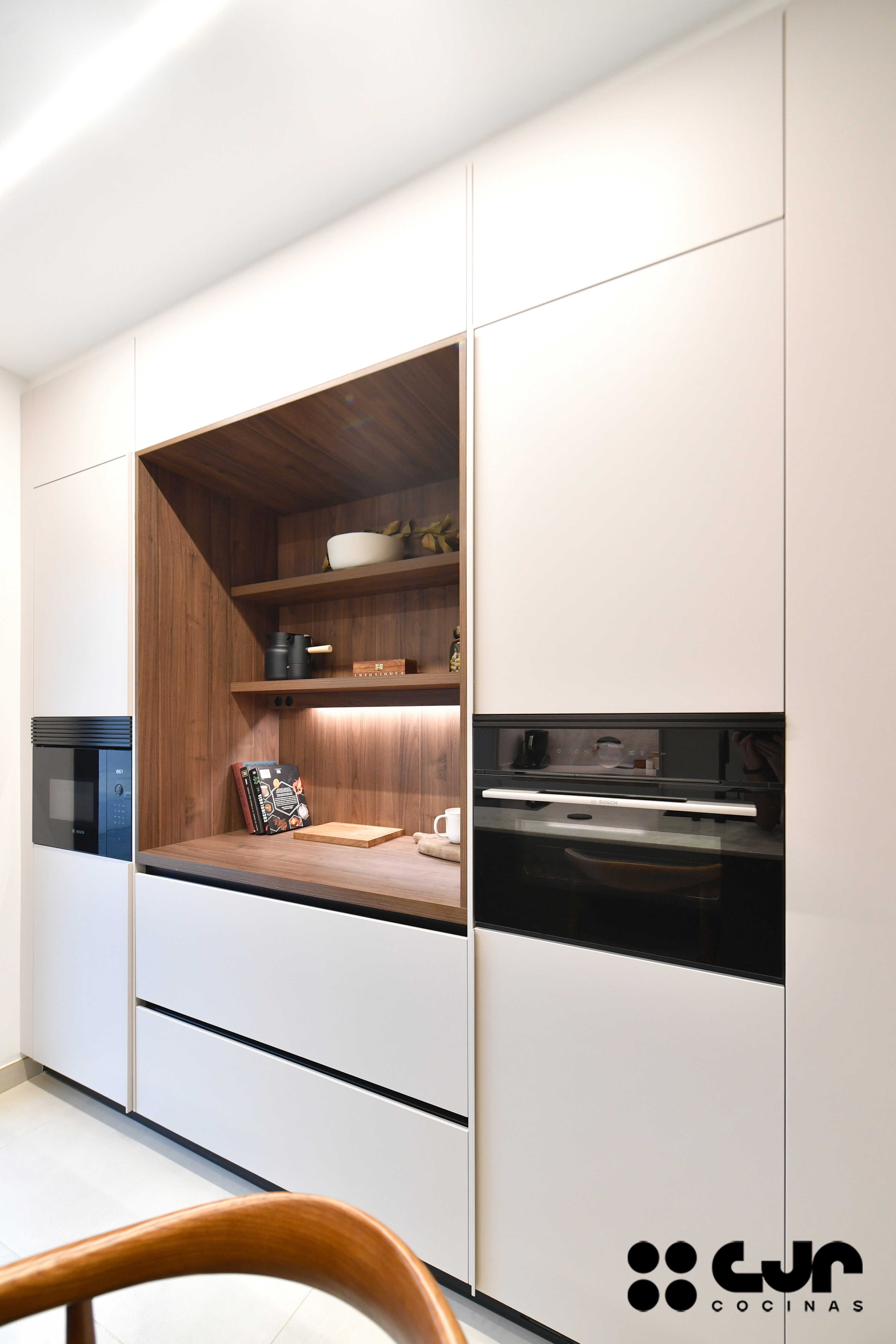 Cocina moderna cashmere y madera con isla Cocinas CJR