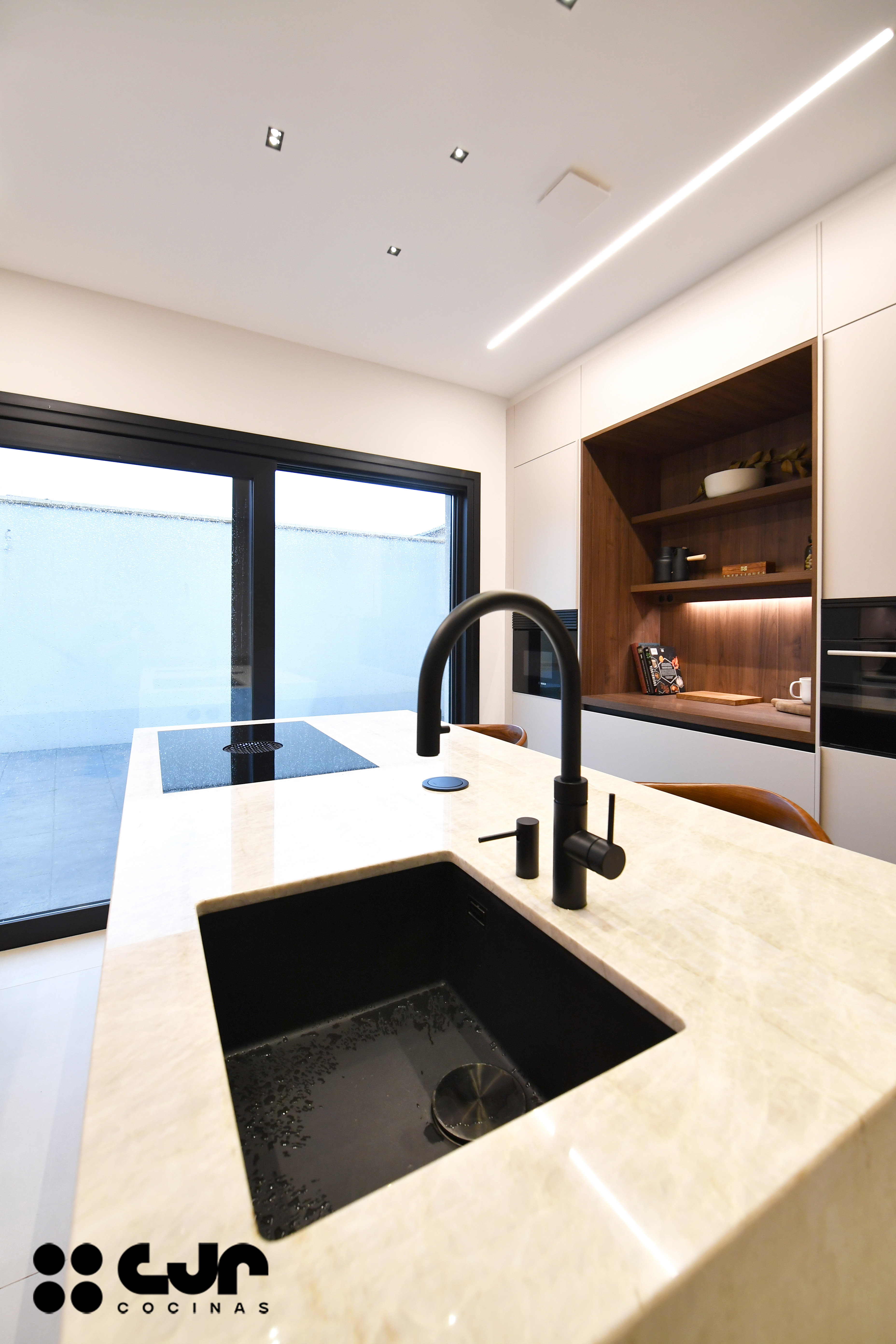 Cocina moderna cashmere y madera con isla Cocinas CJR