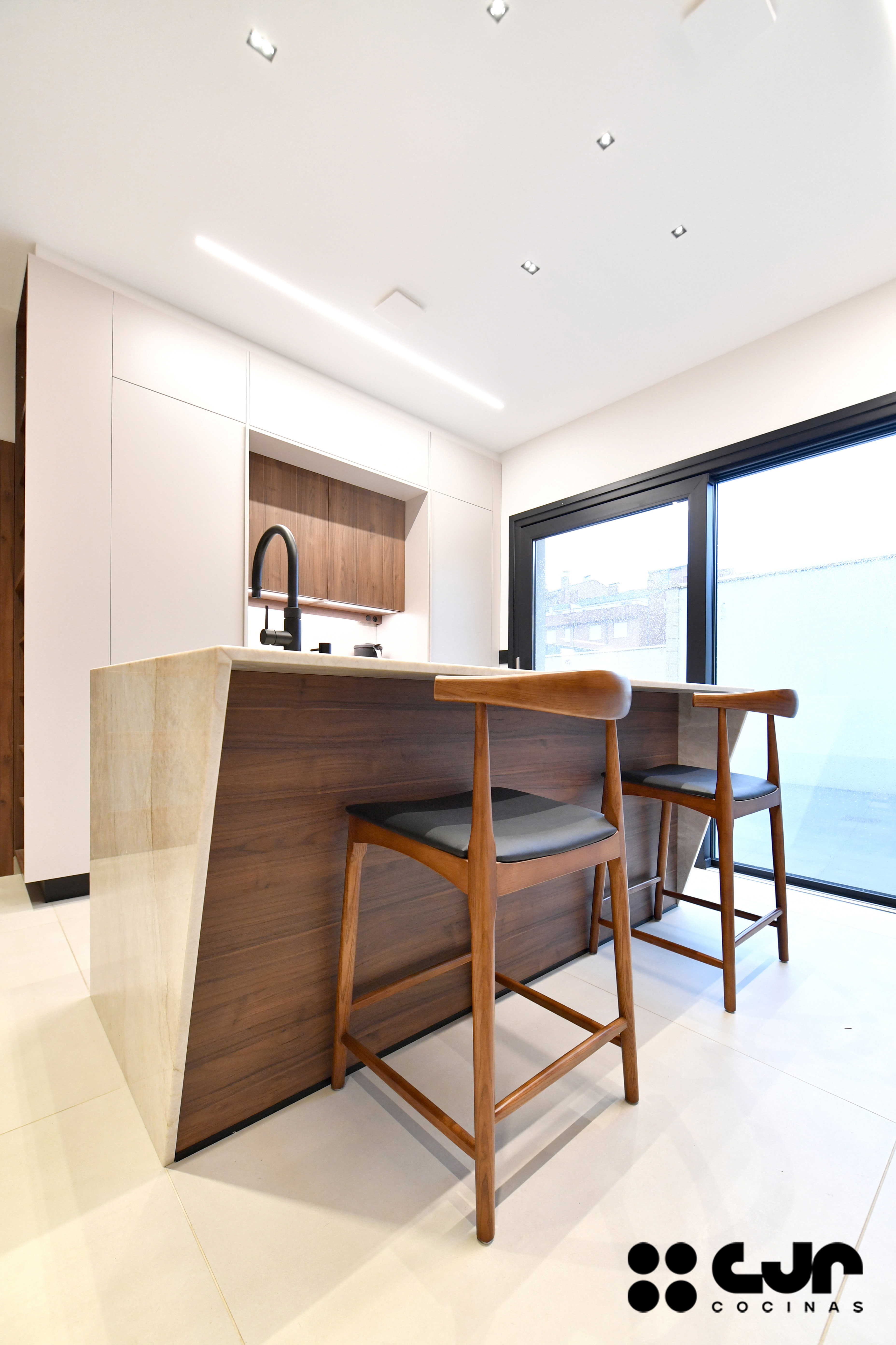 Cocina moderna cashmere y madera con isla Cocinas CJR