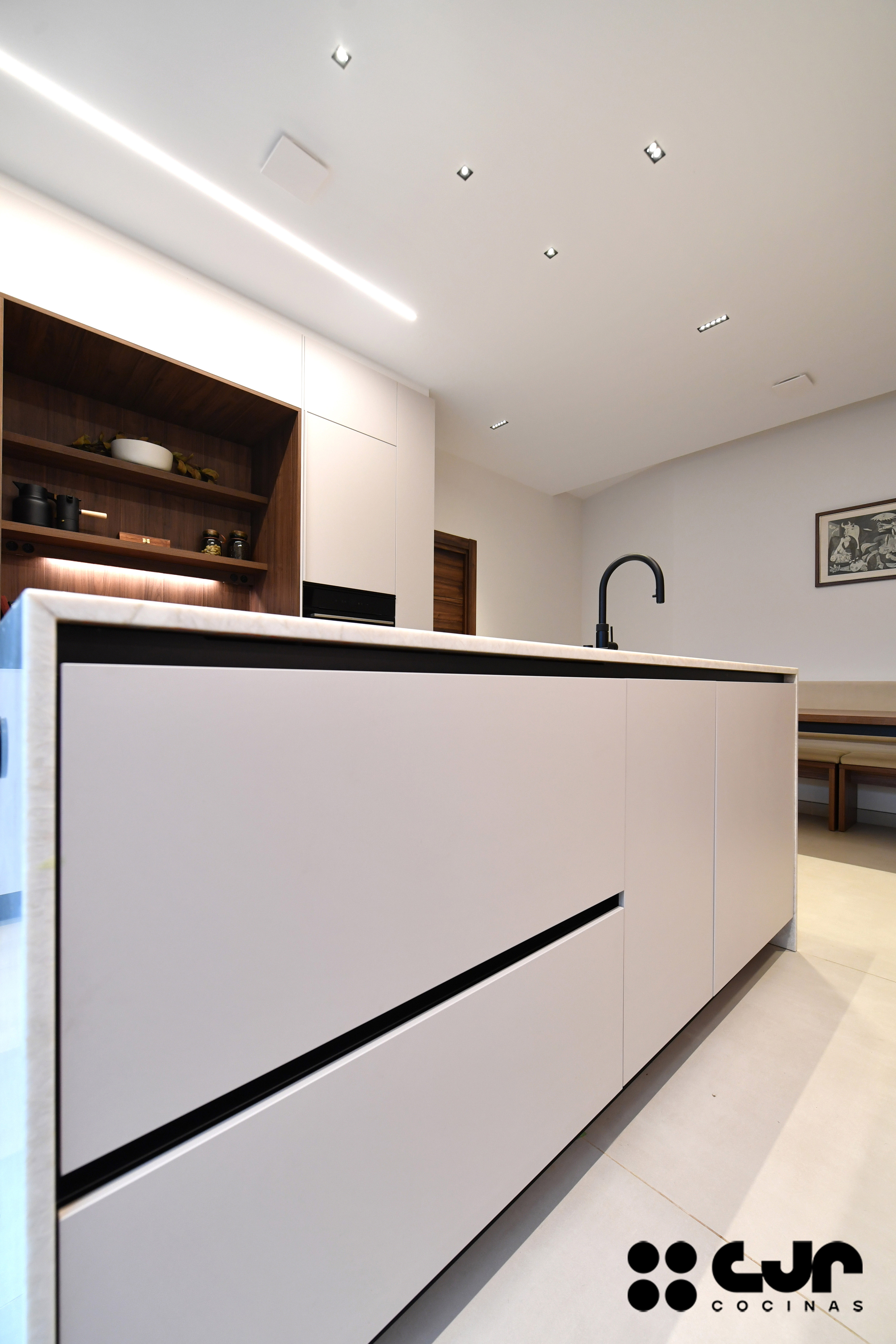 Cocina moderna cashmere y madera con isla Cocinas CJR