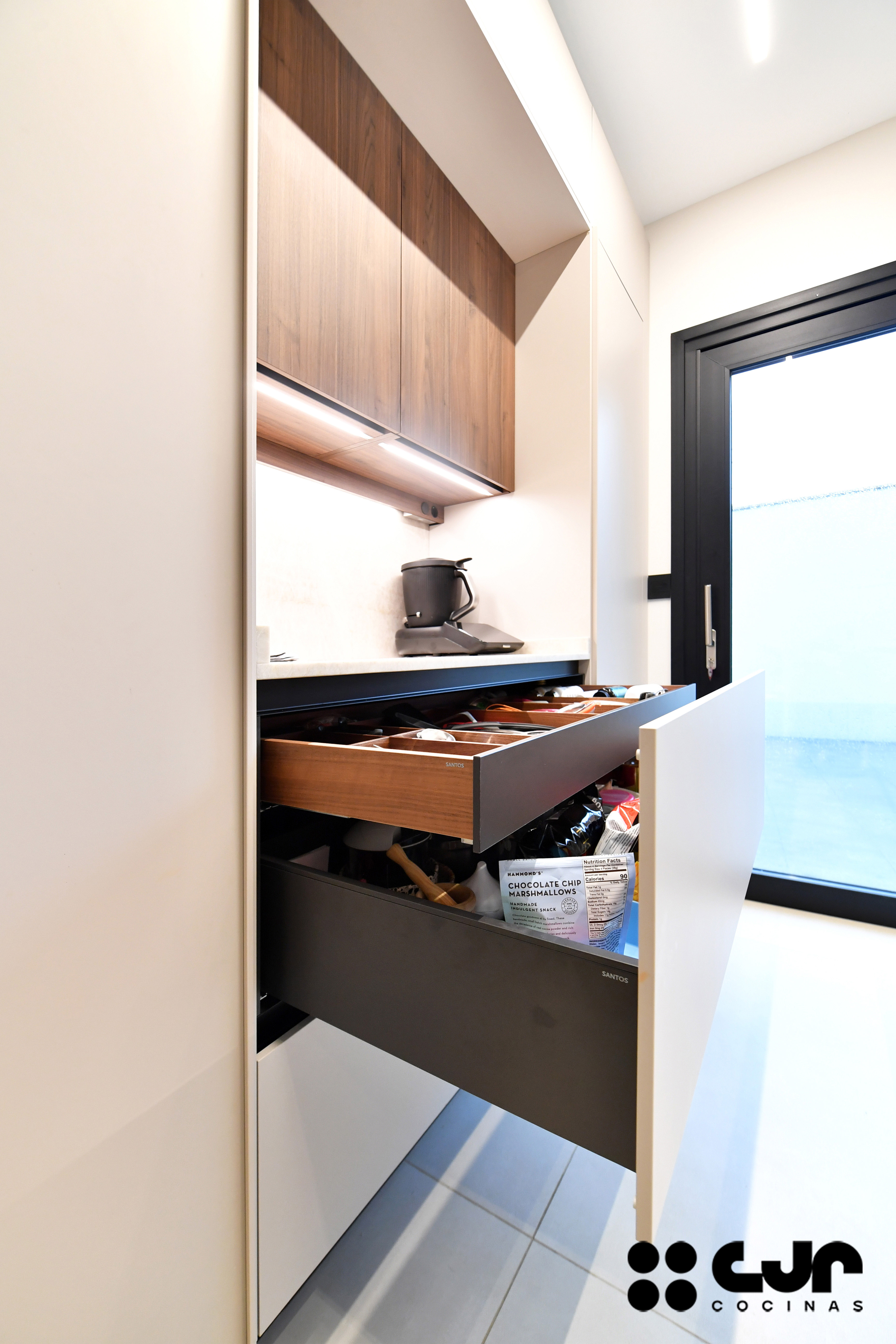 Cocina moderna cashmere y madera con isla Cocinas CJR