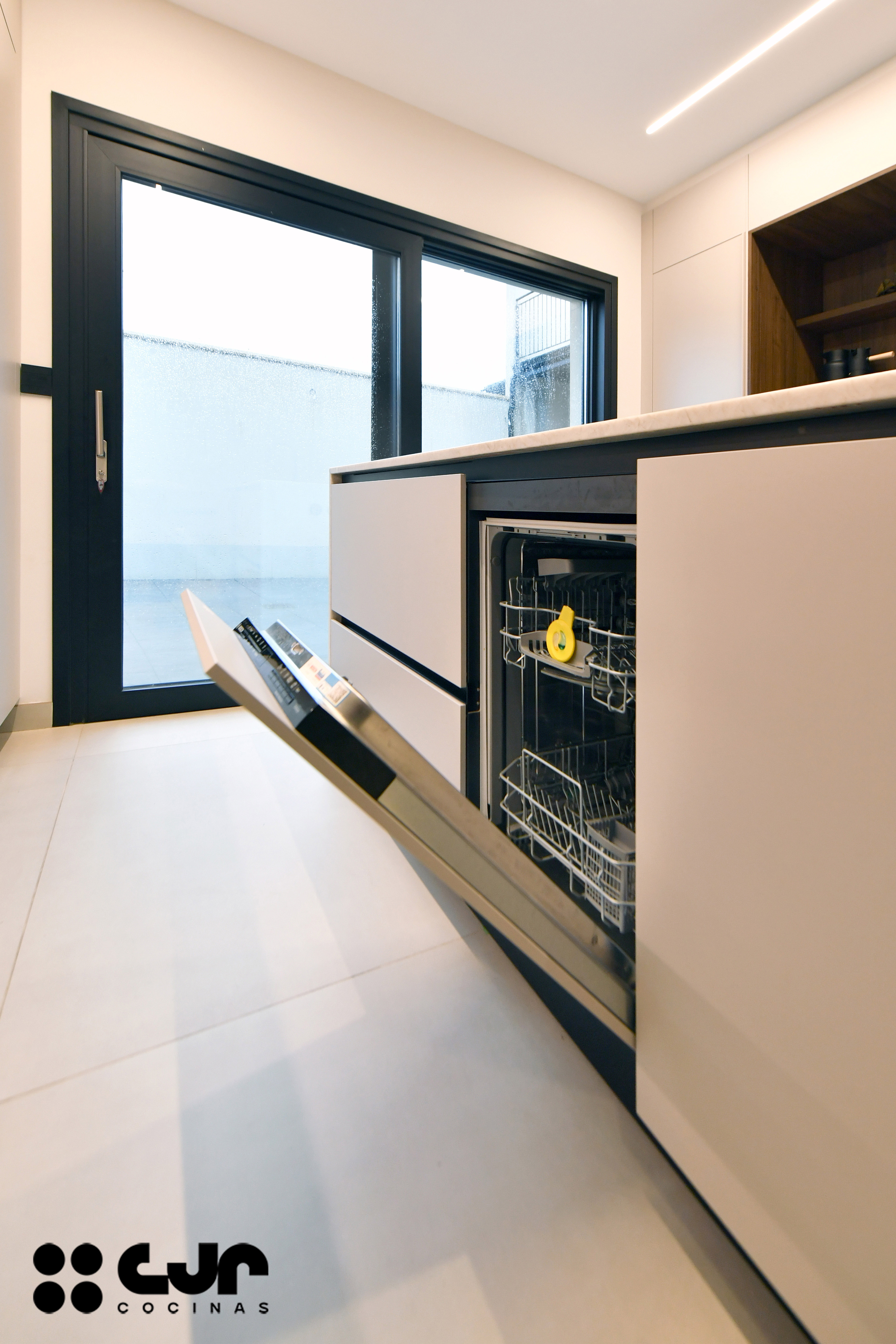 Cocina moderna cashmere y madera con isla Cocinas CJR