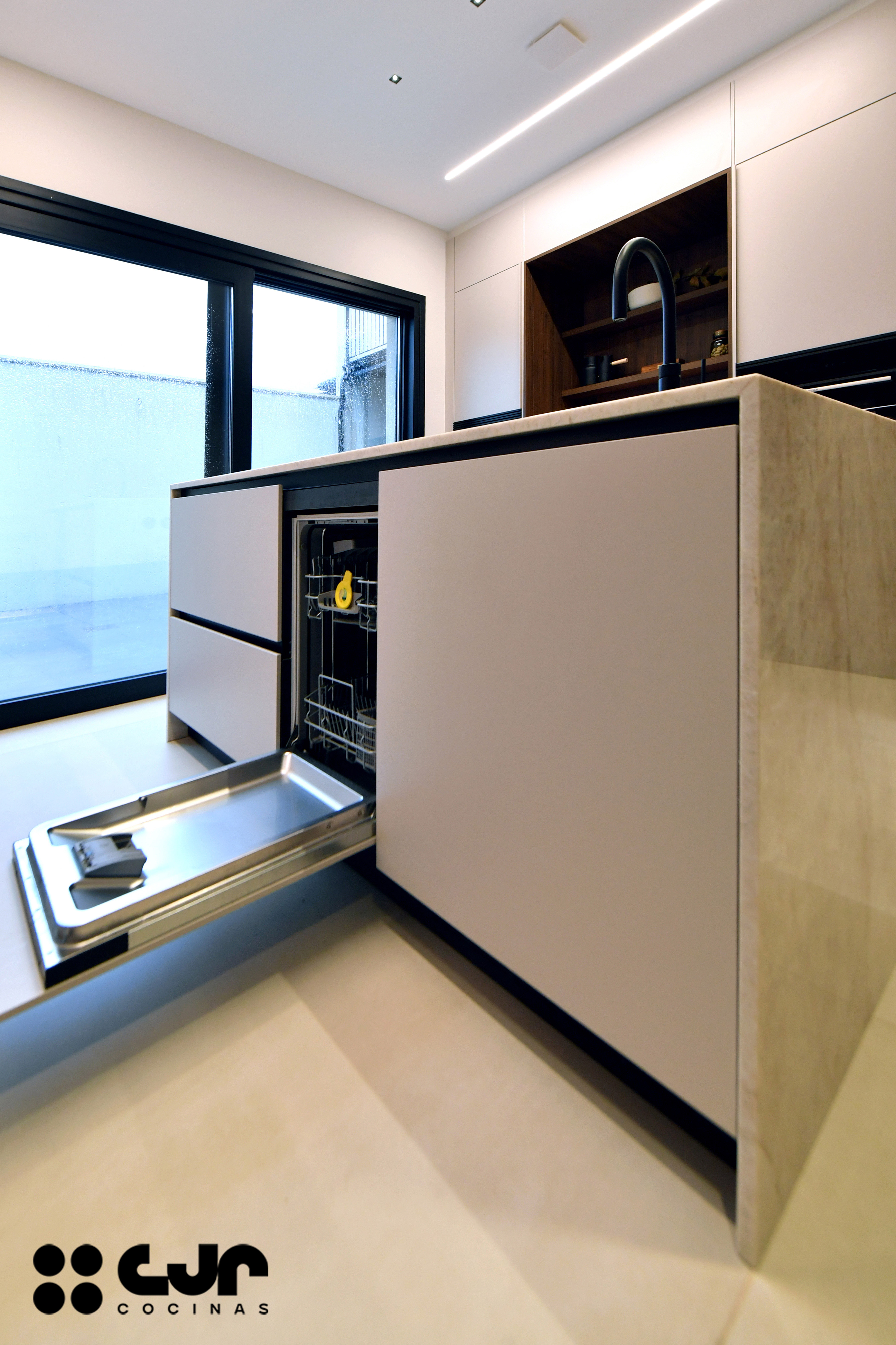 Cocina moderna cashmere y madera con isla Cocinas CJR
