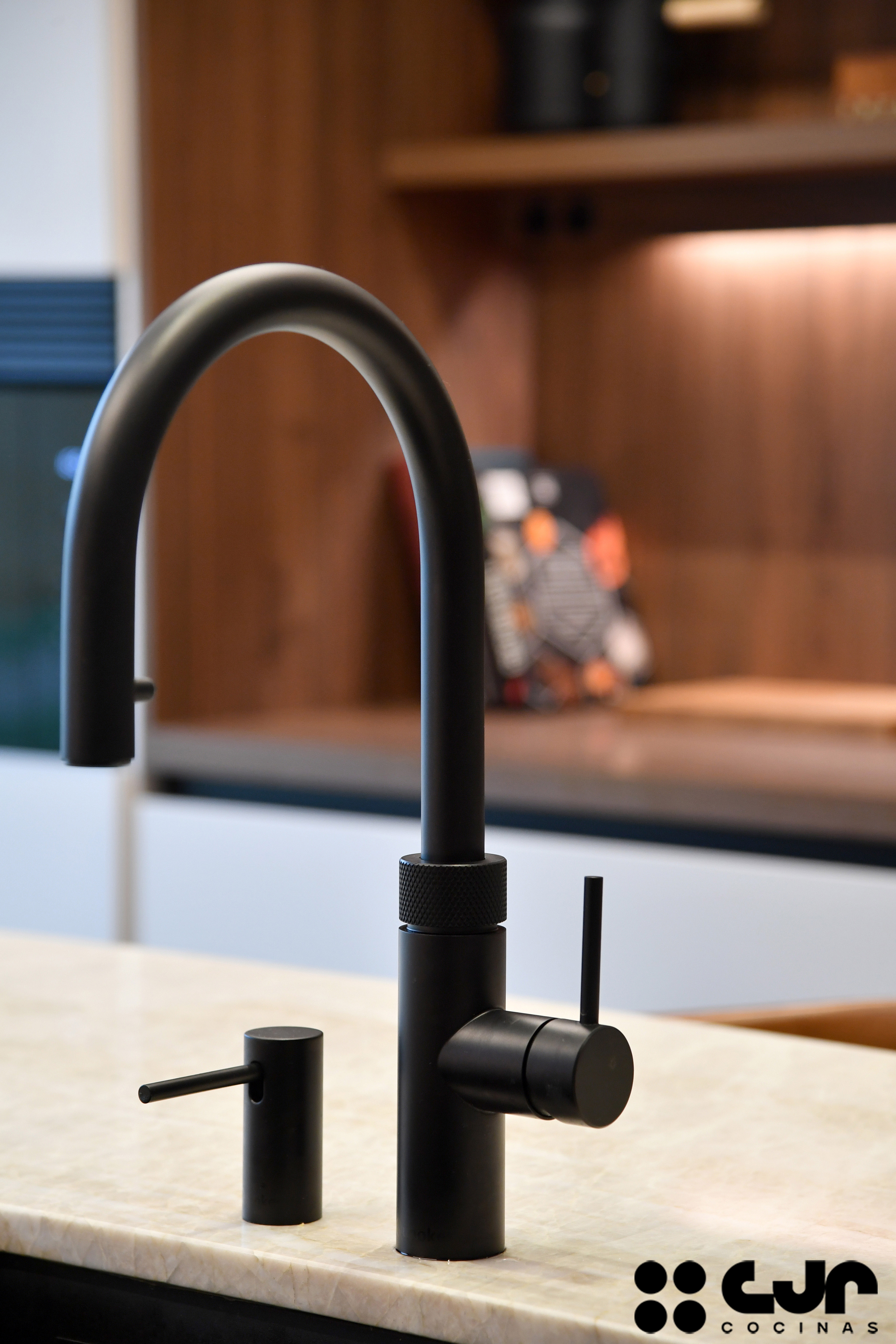 Cocina moderna cashmere y madera con isla Cocinas CJR