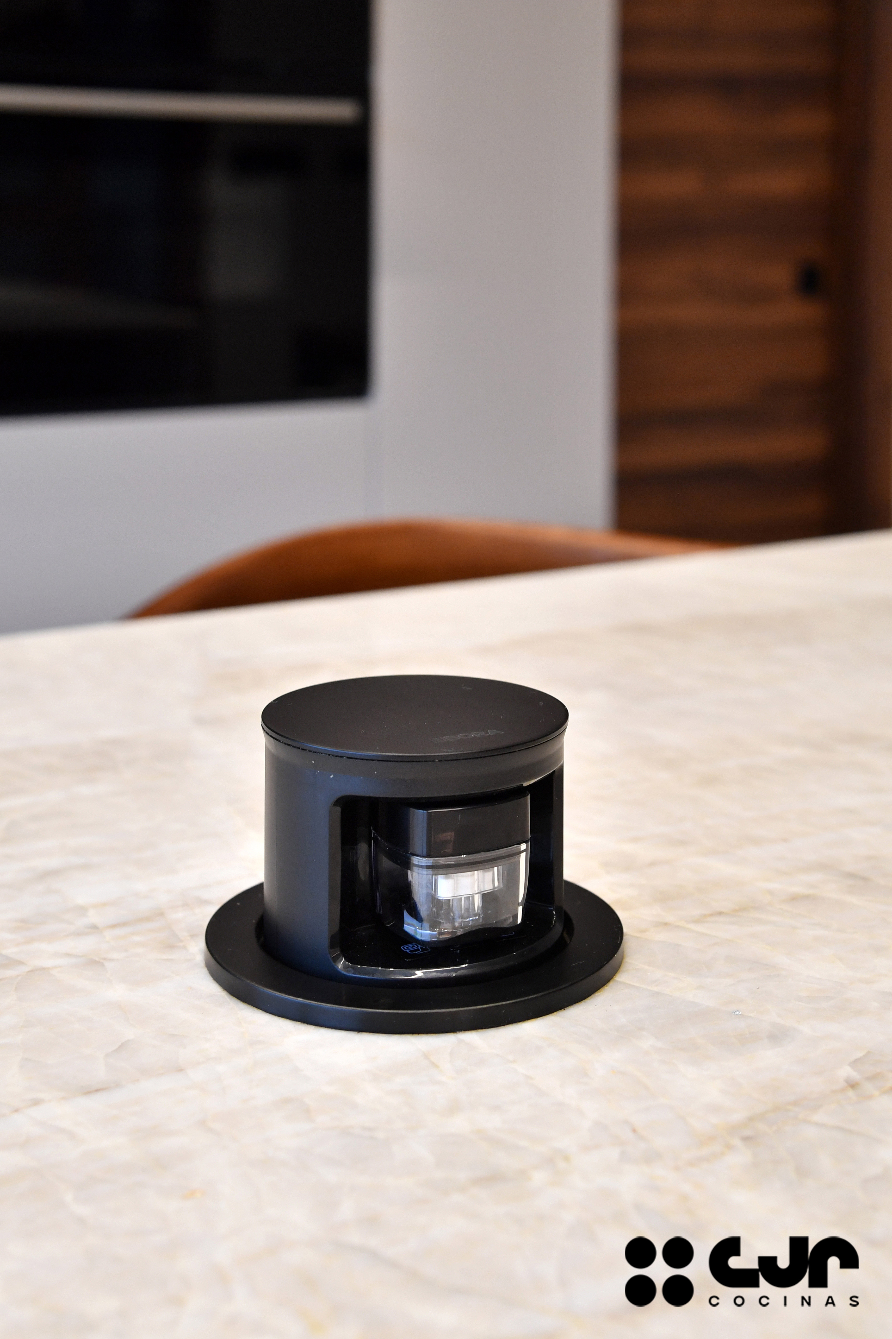 Cocina moderna cashmere y madera con isla Cocinas CJR