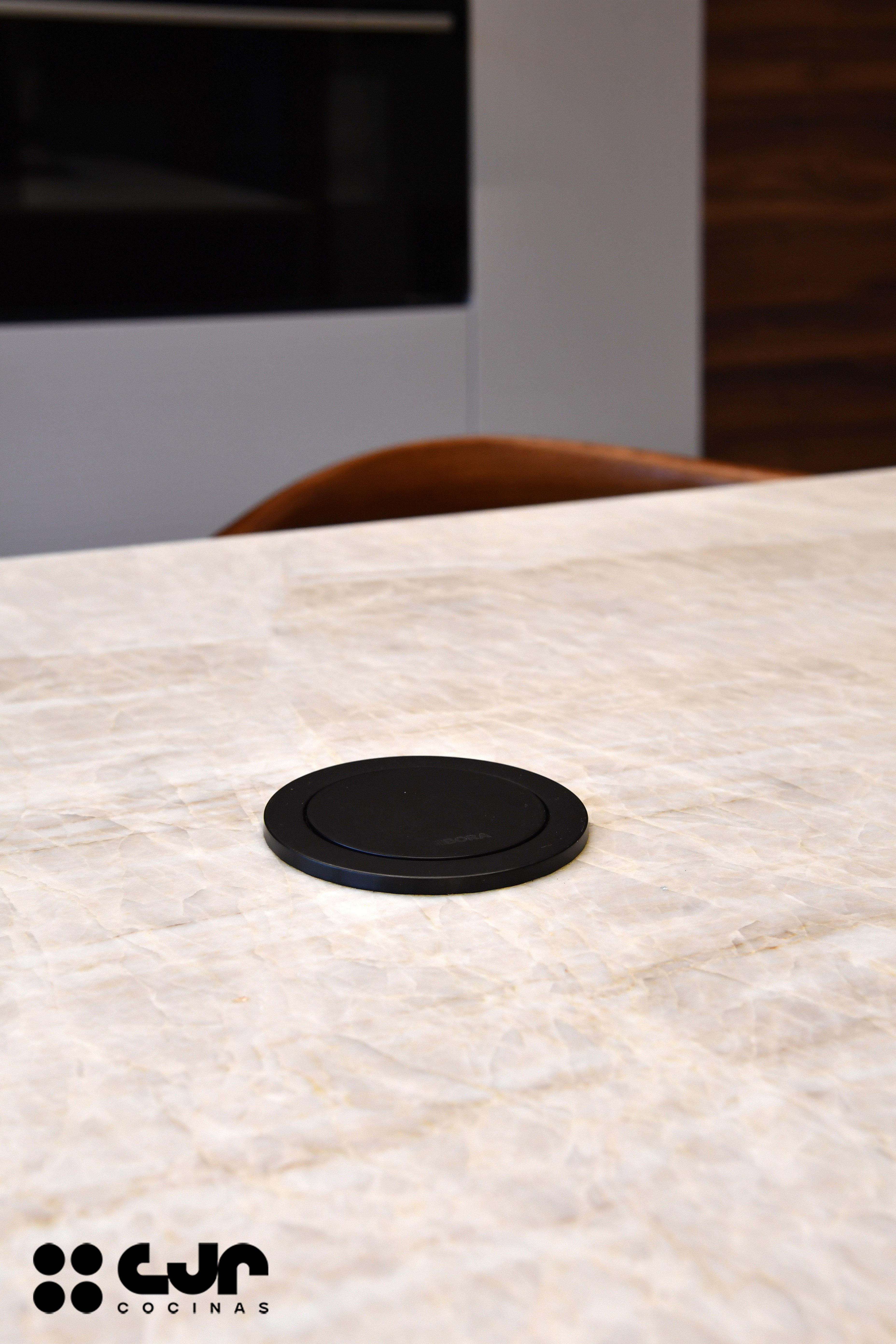 Cocina moderna cashmere y madera con isla Cocinas CJR